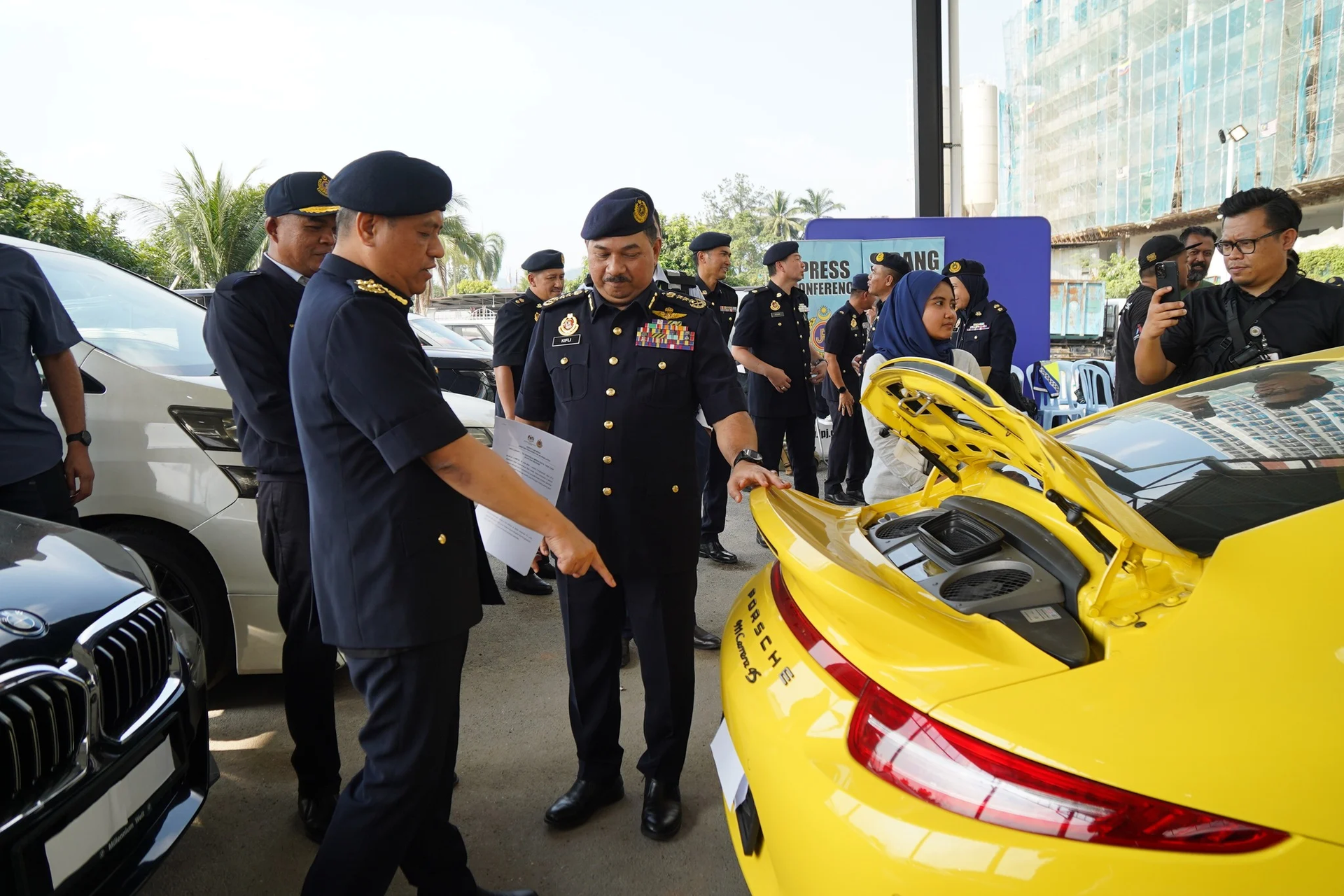 malaysia,  canh sat,  giam xe,  tich thu,  sieu xe,  xe sang,  lamborghini,  lotus,  rolls-royce,  porsche,  bmw,  mercedes-benz,  audi,  lexus anh 2