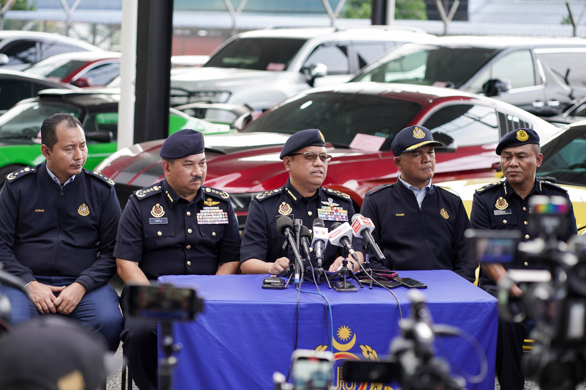malaysia,  canh sat,  giam xe,  tich thu,  sieu xe,  xe sang,  lamborghini,  lotus,  rolls-royce,  porsche,  bmw,  mercedes-benz,  audi,  lexus anh 15