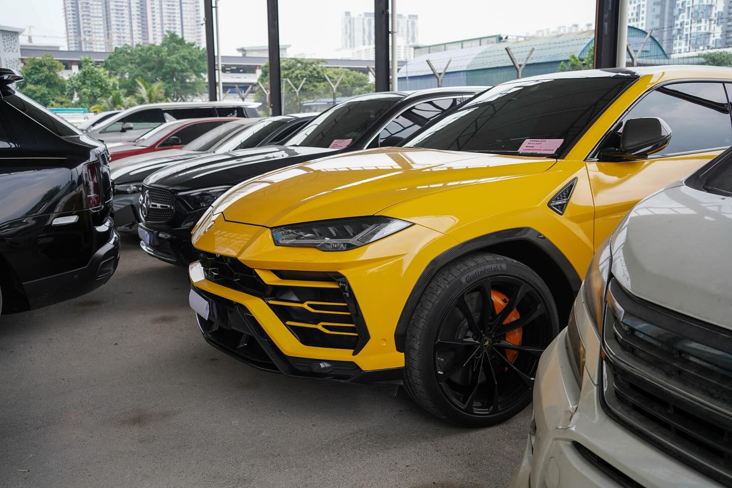 malaysia,  canh sat,  giam xe,  tich thu,  sieu xe,  xe sang,  lamborghini,  lotus,  rolls-royce,  porsche,  bmw,  mercedes-benz,  audi,  lexus anh 9