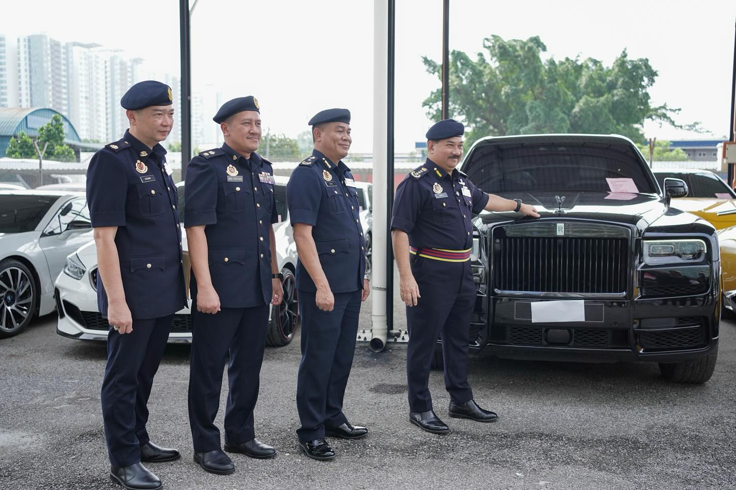 malaysia,  canh sat,  giam xe,  tich thu,  sieu xe,  xe sang,  lamborghini,  lotus,  rolls-royce,  porsche,  bmw,  mercedes-benz,  audi,  lexus anh 4