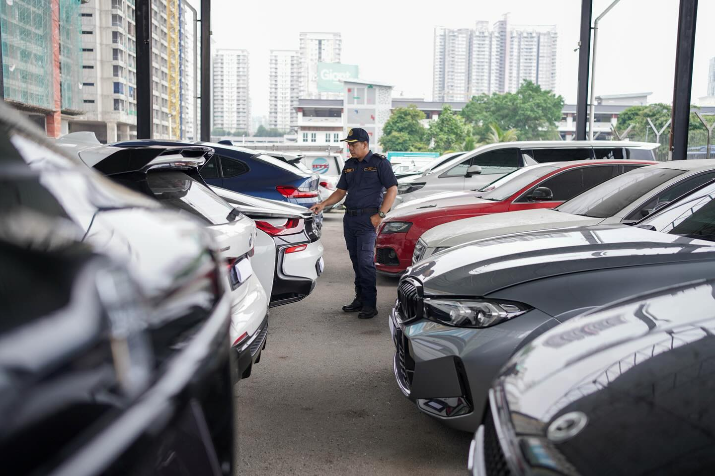 malaysia,  canh sat,  giam xe,  tich thu,  sieu xe,  xe sang,  lamborghini,  lotus,  rolls-royce,  porsche,  bmw,  mercedes-benz,  audi,  lexus anh 13