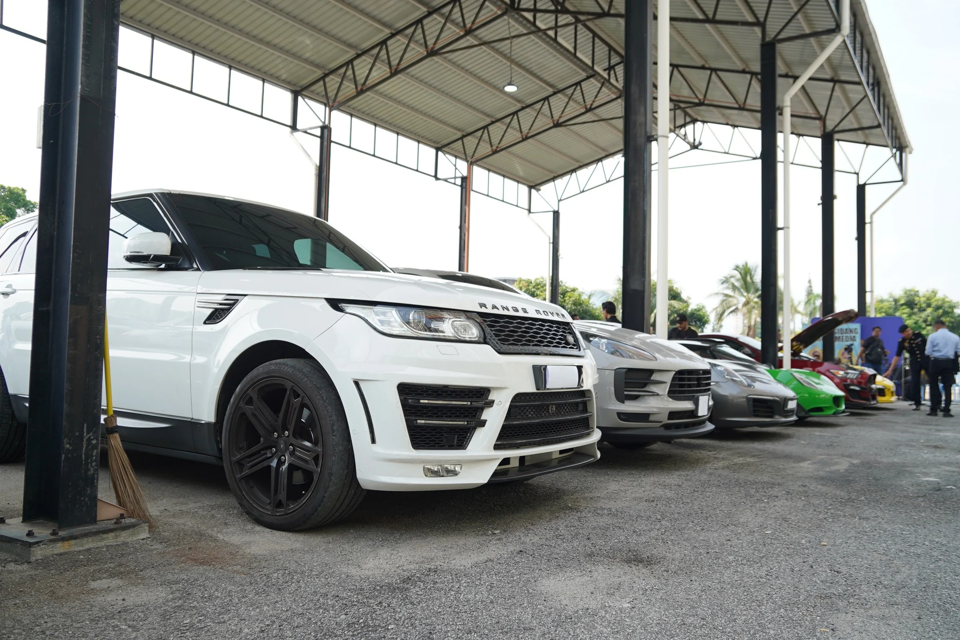 malaysia,  canh sat,  giam xe,  tich thu,  sieu xe,  xe sang,  lamborghini,  lotus,  rolls-royce,  porsche,  bmw,  mercedes-benz,  audi,  lexus anh 11