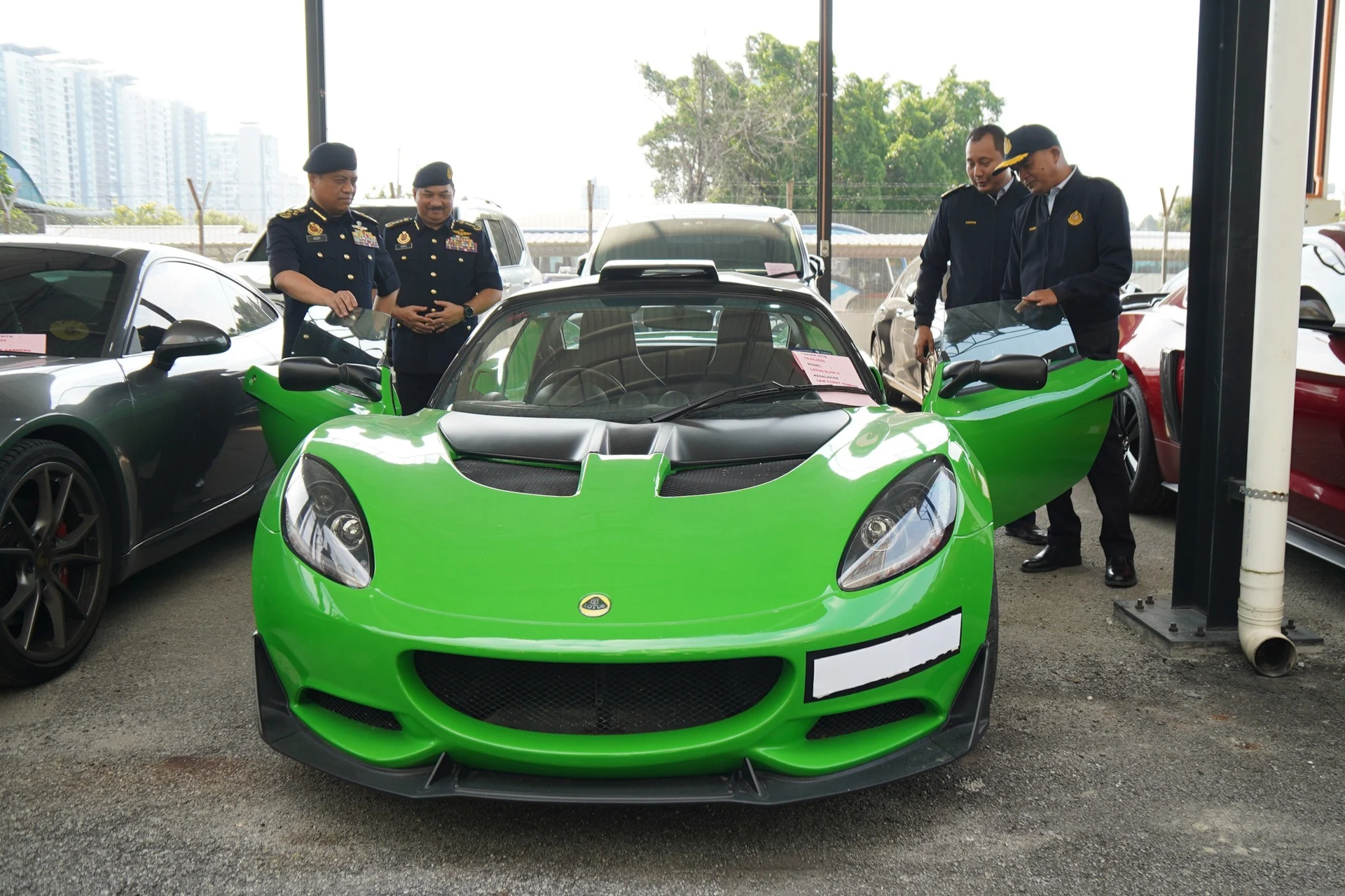 malaysia,  canh sat,  giam xe,  tich thu,  sieu xe,  xe sang,  lamborghini,  lotus,  rolls-royce,  porsche,  bmw,  mercedes-benz,  audi,  lexus anh 7