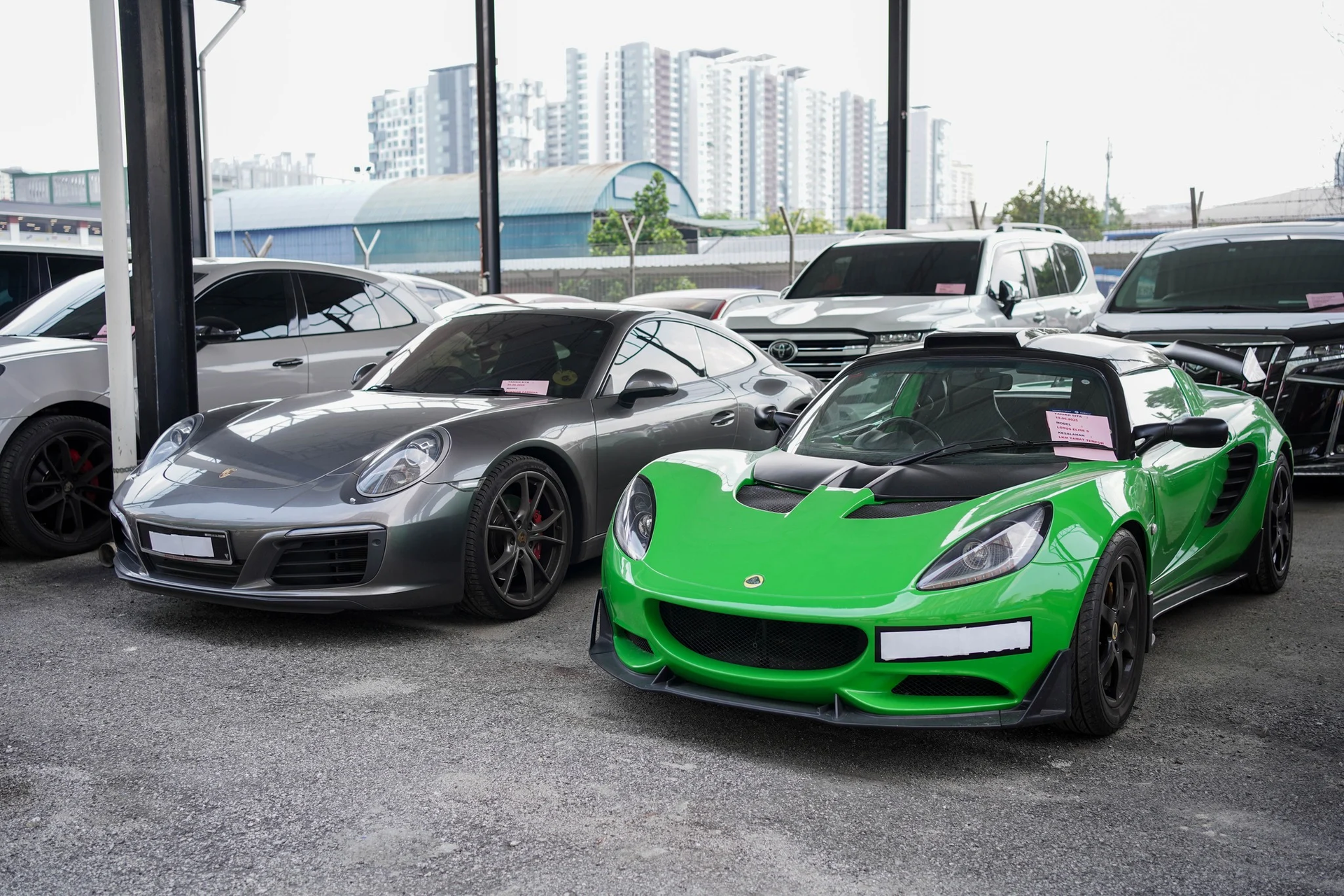 malaysia,  canh sat,  giam xe,  tich thu,  sieu xe,  xe sang,  lamborghini,  lotus,  rolls-royce,  porsche,  bmw,  mercedes-benz,  audi,  lexus anh 8
