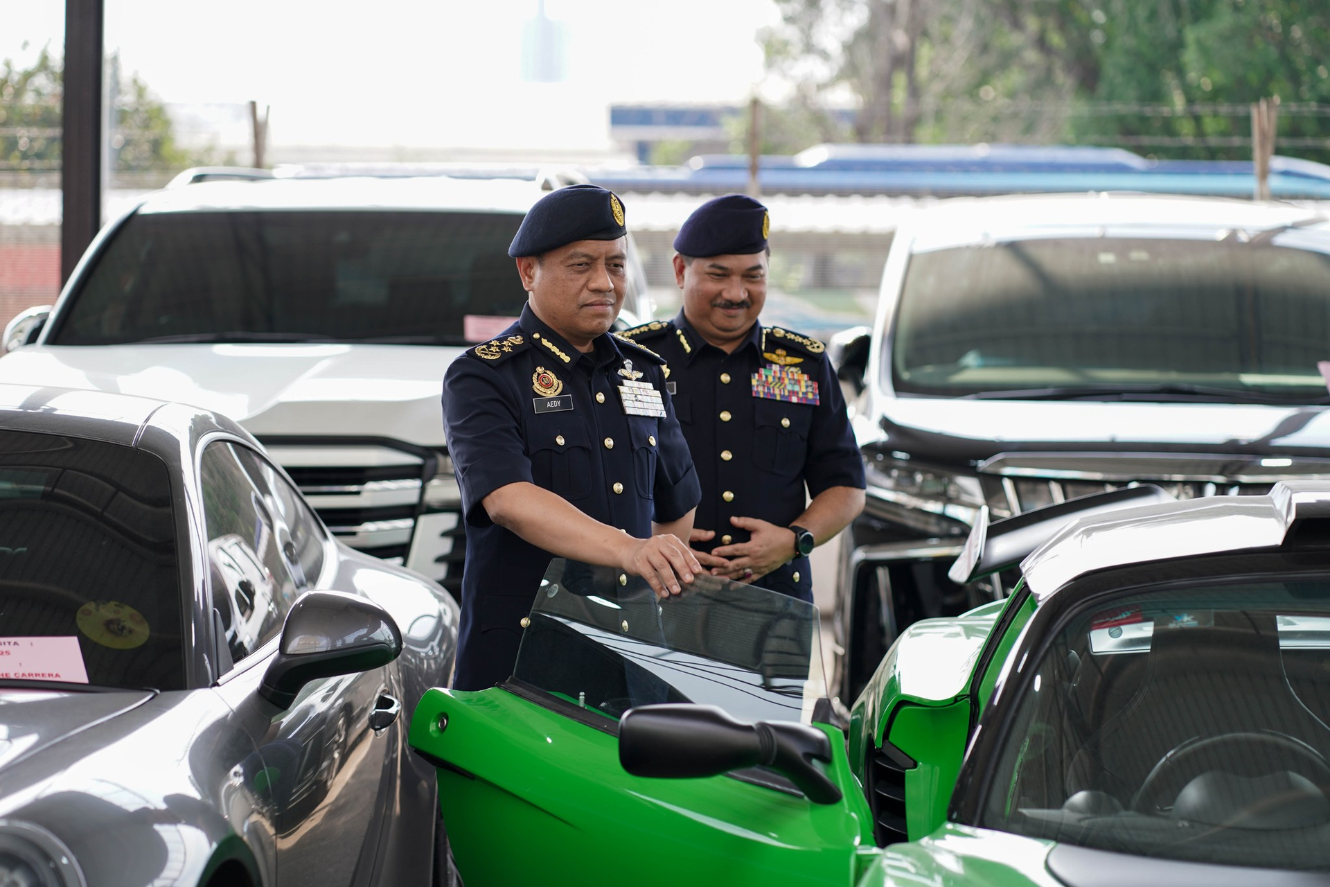 Hàng loạt siêu xe bị cảnh sát Malaysia tạm giữ vì vi phạm tài chính