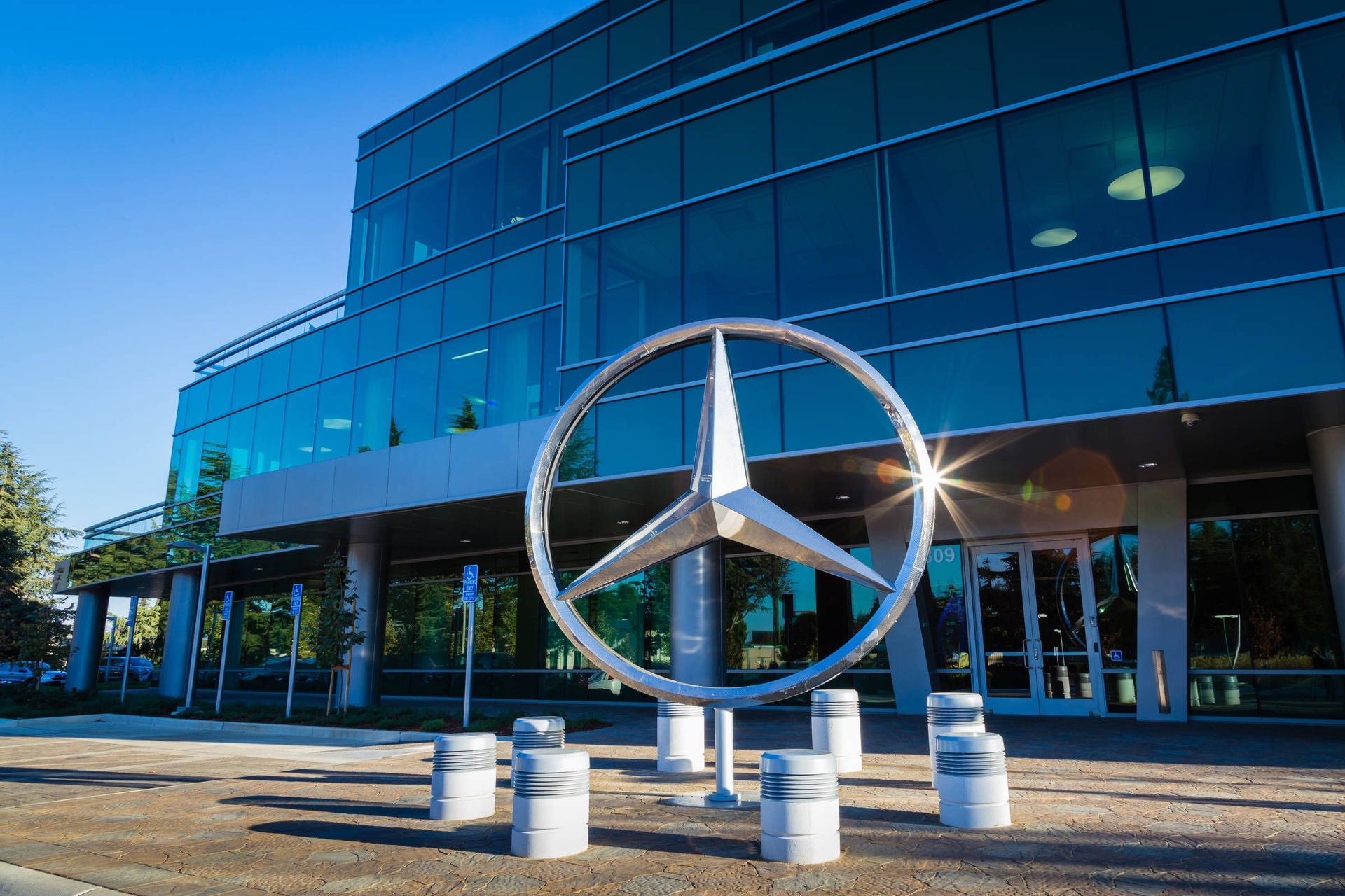 Mercedes-Benz cân nhắc dùng động cơ BMW cho các mẫu xe tương lai