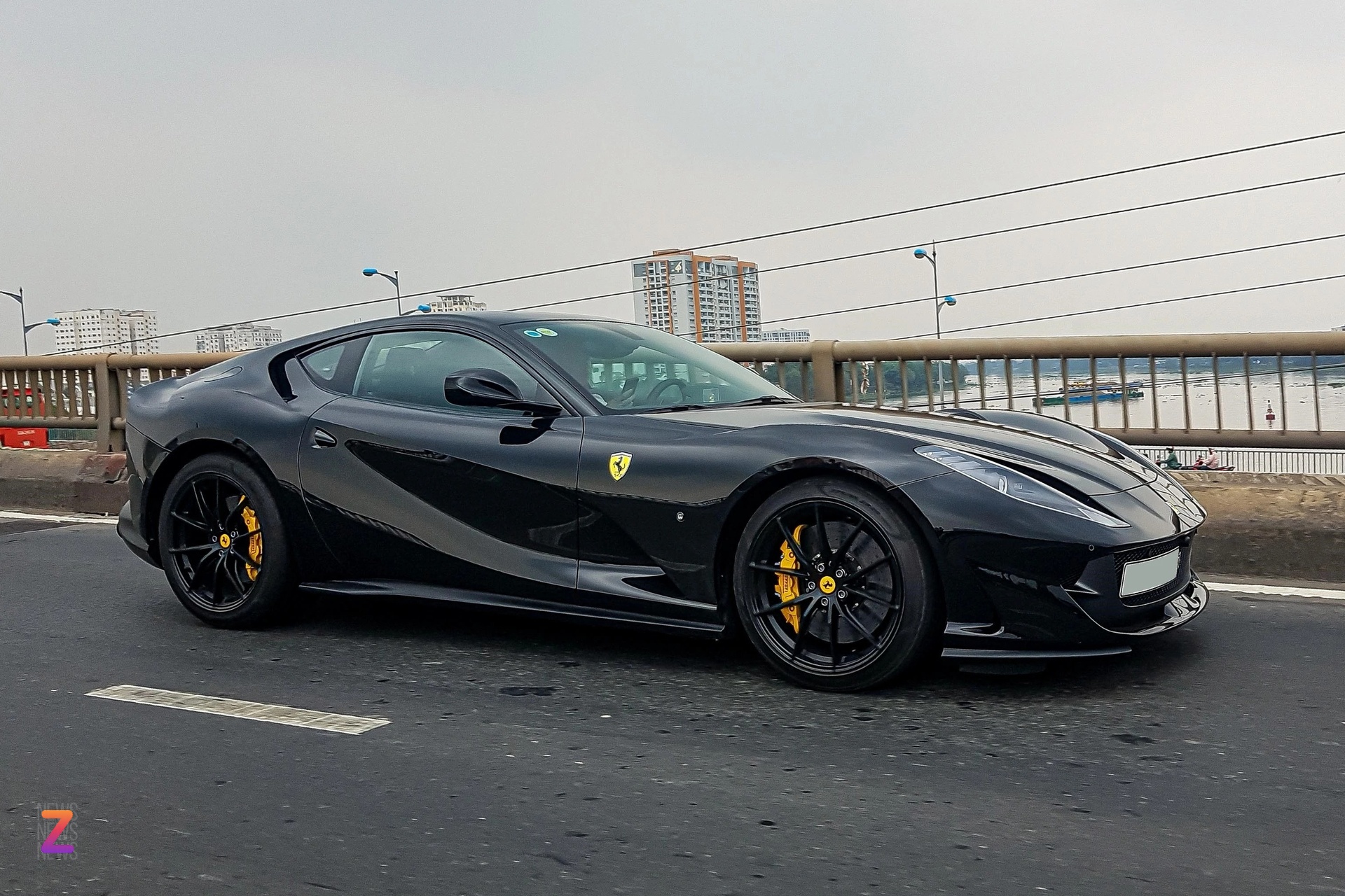 Ferrari nghiên cứu công nghệ phanh tự động bảo vệ cản trước siêu xe