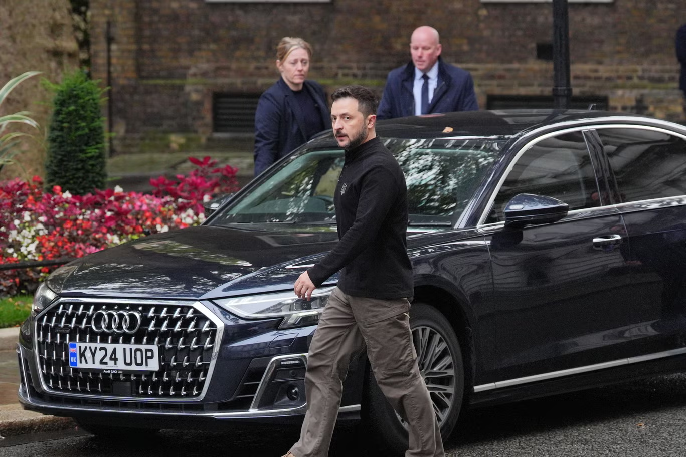 xe dien, ev, xe nguyen thu, chong dan, range rover, thu tuong, thu tuong anh, Keir Starmer, land rover anh 2 xe dien, ev, xe nguyen thu, chong dan, range rover, thu tuong, thu tuong anh, Keir Starmer, land rover anh 2