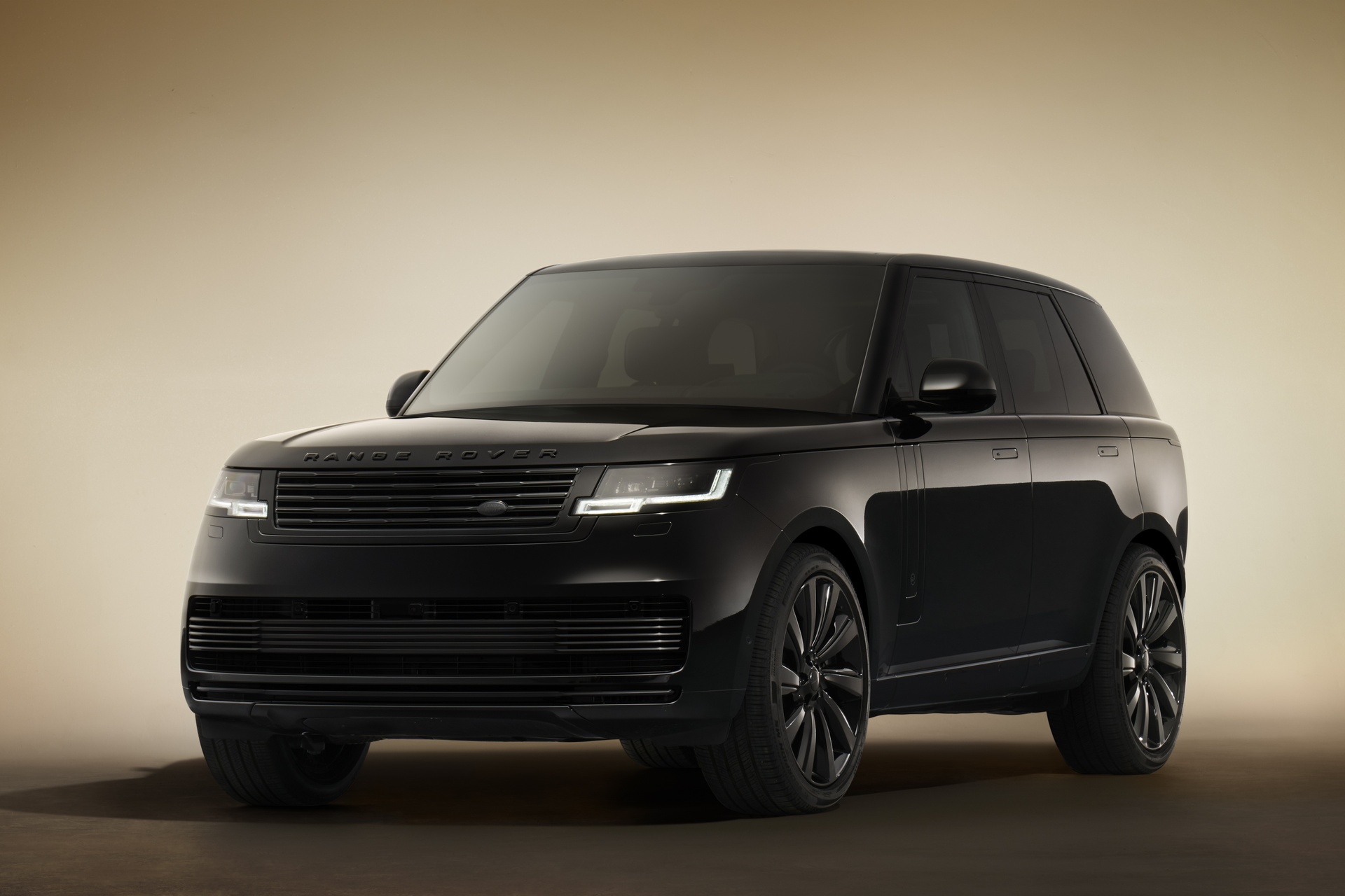 Range Rover SV Black: Phiên bản đặc biệt phủ đen toàn diện, đậm chất xa xỉ