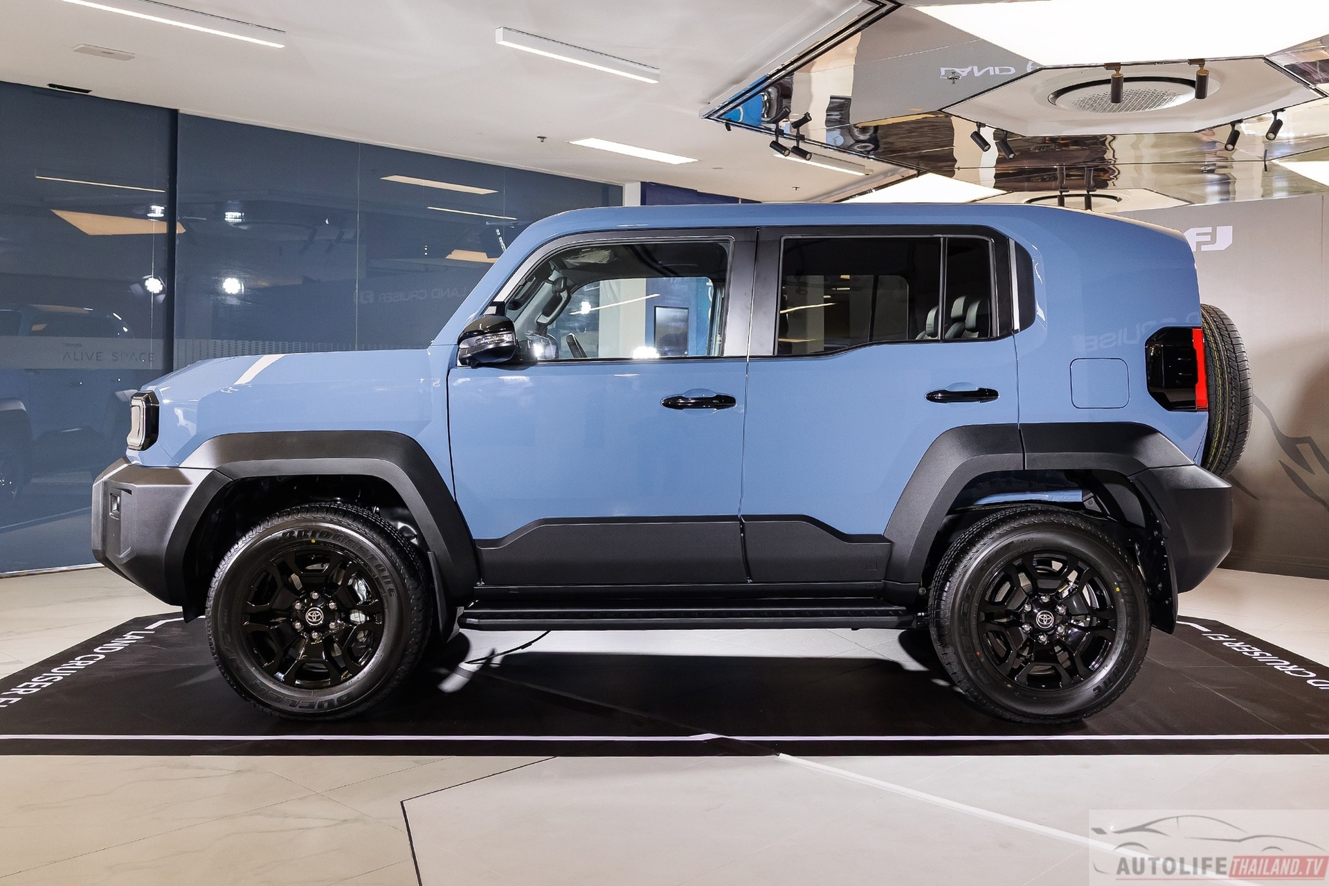 Toyota Land Cruiser FJ anh 2