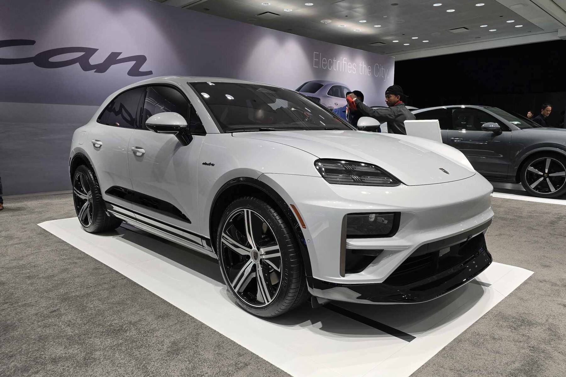 porsche va audi,  porsche,  audi,  hop tac,  volkswagen,  xe dien,  macan,  q6,  q6 e-tron,  e-tron,  taycan,  Michael Leiters,  Oliver Blume,  Gernot Dollner anh 3