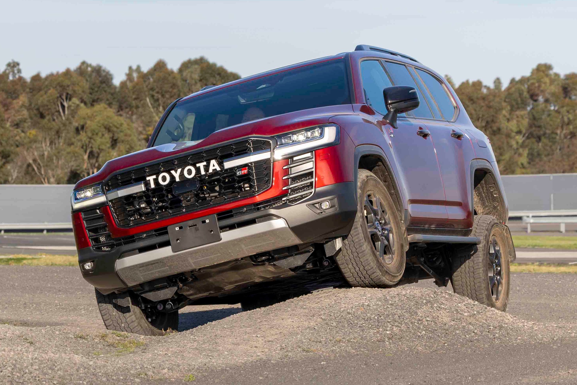 toyota land cruiser,  land cruiser 300,  toyota,  nhat ban,  australia,  hybrid,  performance hybrid,  gr sport,  sahara zx,  suv anh 2