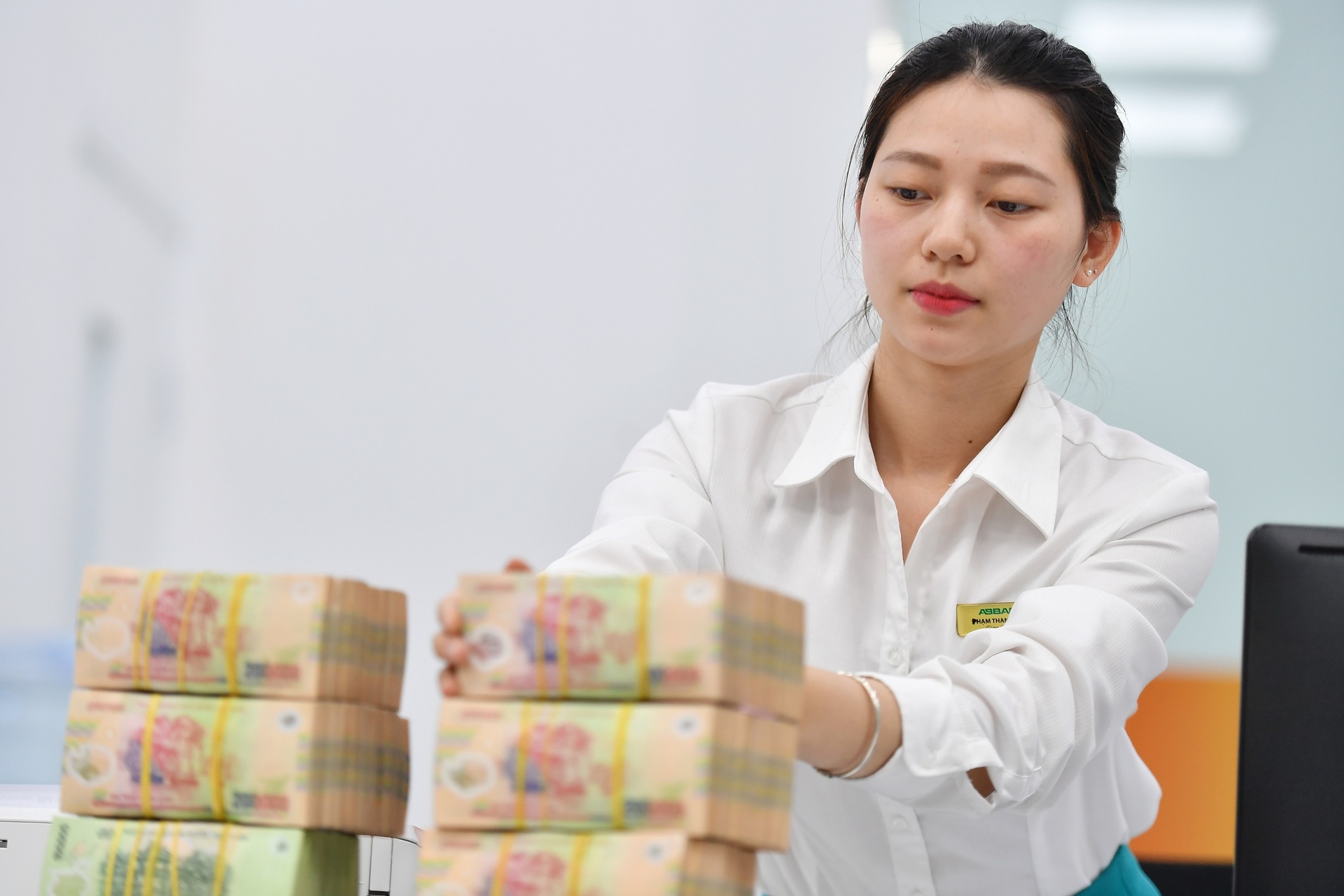 Nguoi dan ngay cang it gui tien ngan hang anh 1