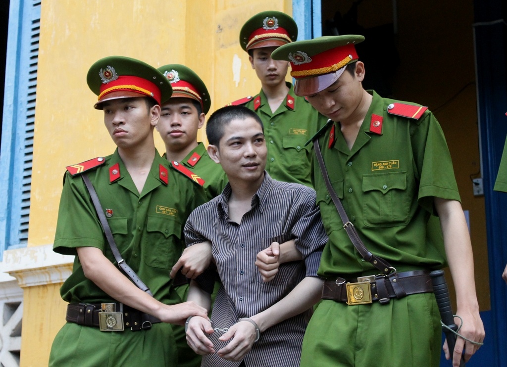Hung thủ nở nụ cười khi bị tuyên y án tử hình.