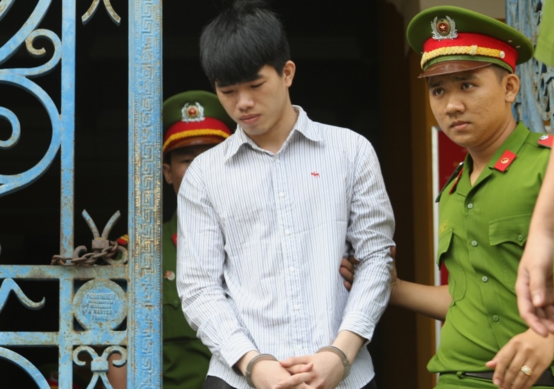 Kẻ thủ ác bị dẫn giải sau phiên tòa.
