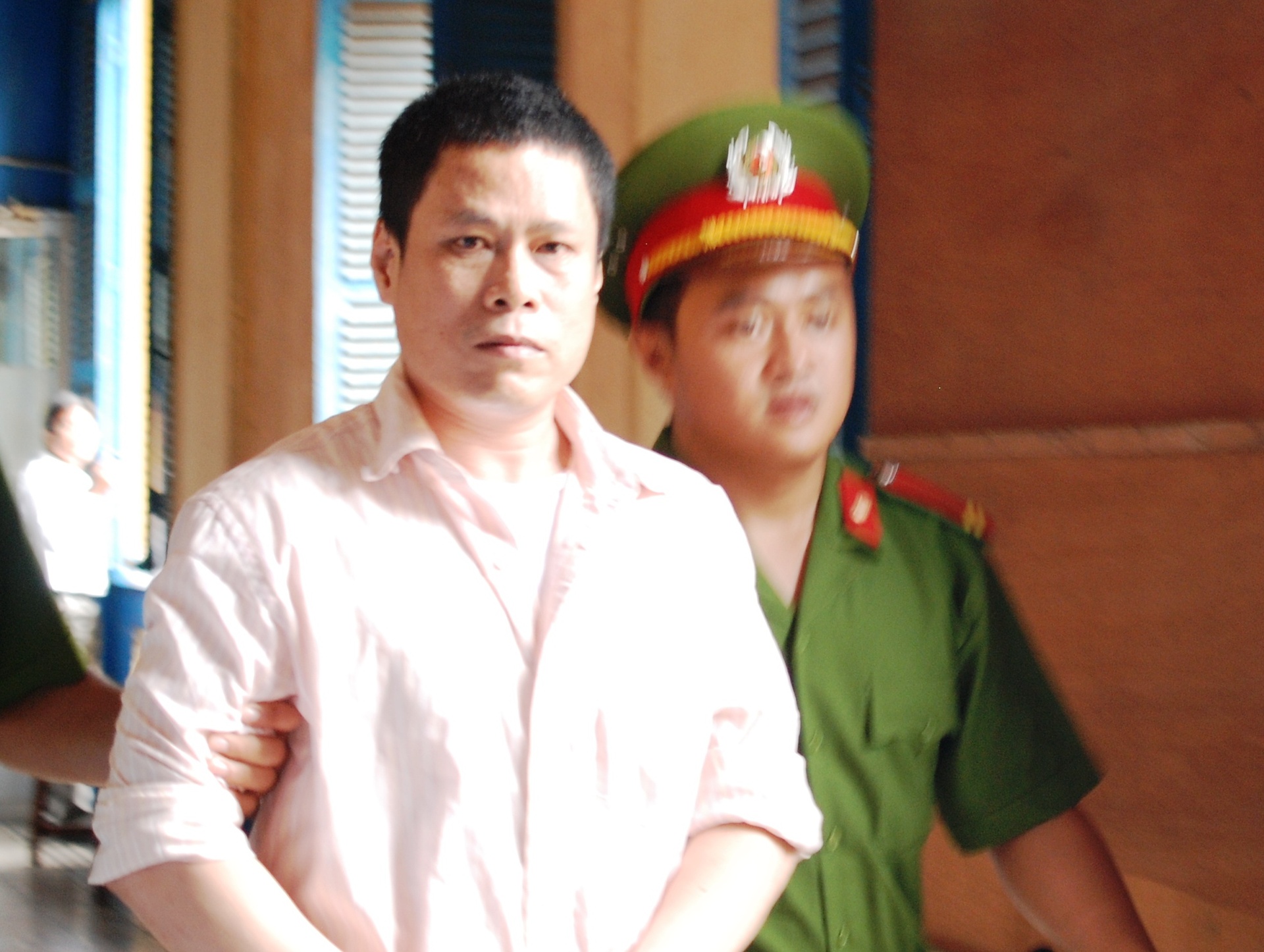 lua ban tre em sang Trung Quoc anh 1