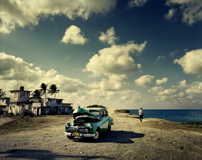 Xe ô tô đời cũ của một người dân Cuba đậu dọc bờ biển Guanabo, gần thủ đô Havana.