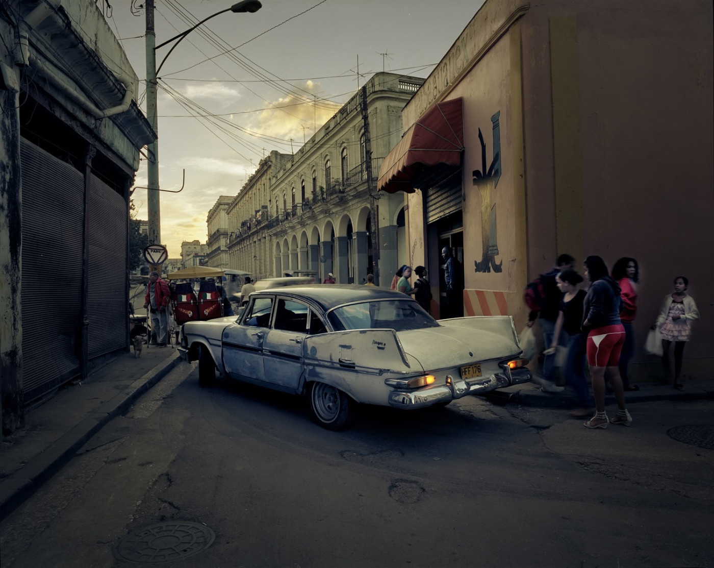 Một chiếc xe cổ đi trên đường ở thủ đô Havana lúc chạng vạng.