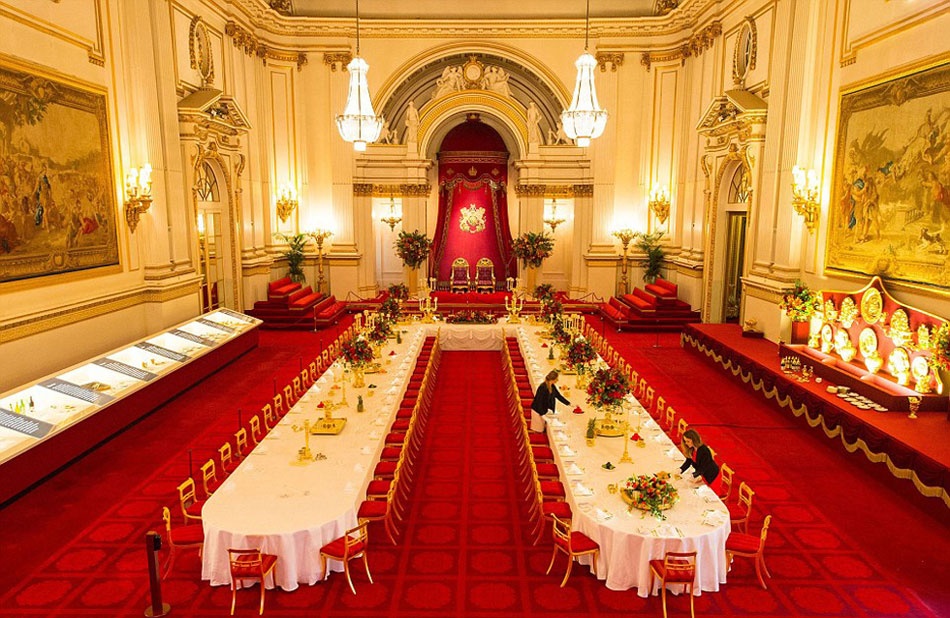 Bữa tiệc cấp nhà nước được tổ chức tại phòng khiêu vũ ở cung điện Buckingham  rộng hơn 600 m2. Kể từ năm 1865, nó được dùng để tổ chức các buổi khiên vũ và lễ phong cấp. Khi các hoạt động cấp nhà nước diễn ra, đây trở thành nơi tiếp đón các nguyên thủ quốc gia. Phòng khiêu vũ rực rỡ, hai bên có những bức sơn dầu treo tường, phía trên là 6 đèn chum pha lê khổng lồ. Chủ tiệc và khách mời danh dự ngồi ở hai đầu bàn tiệc.