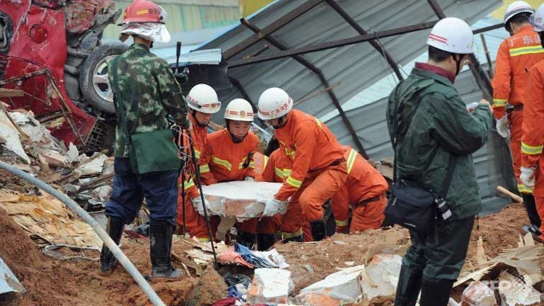 Đội cứu hộ đang chạy đua với thời gian để cứu những người sống sót. Ảnh: AFP