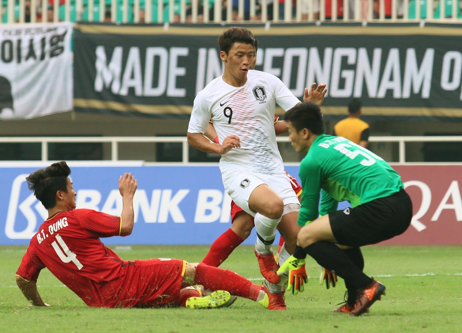 Messi Han Quoc,  Lee Seung-woo,  Olympic Viet Nam,  Olympic Han Quoc,  ASIAD,  Bui Tien Dung anh 1