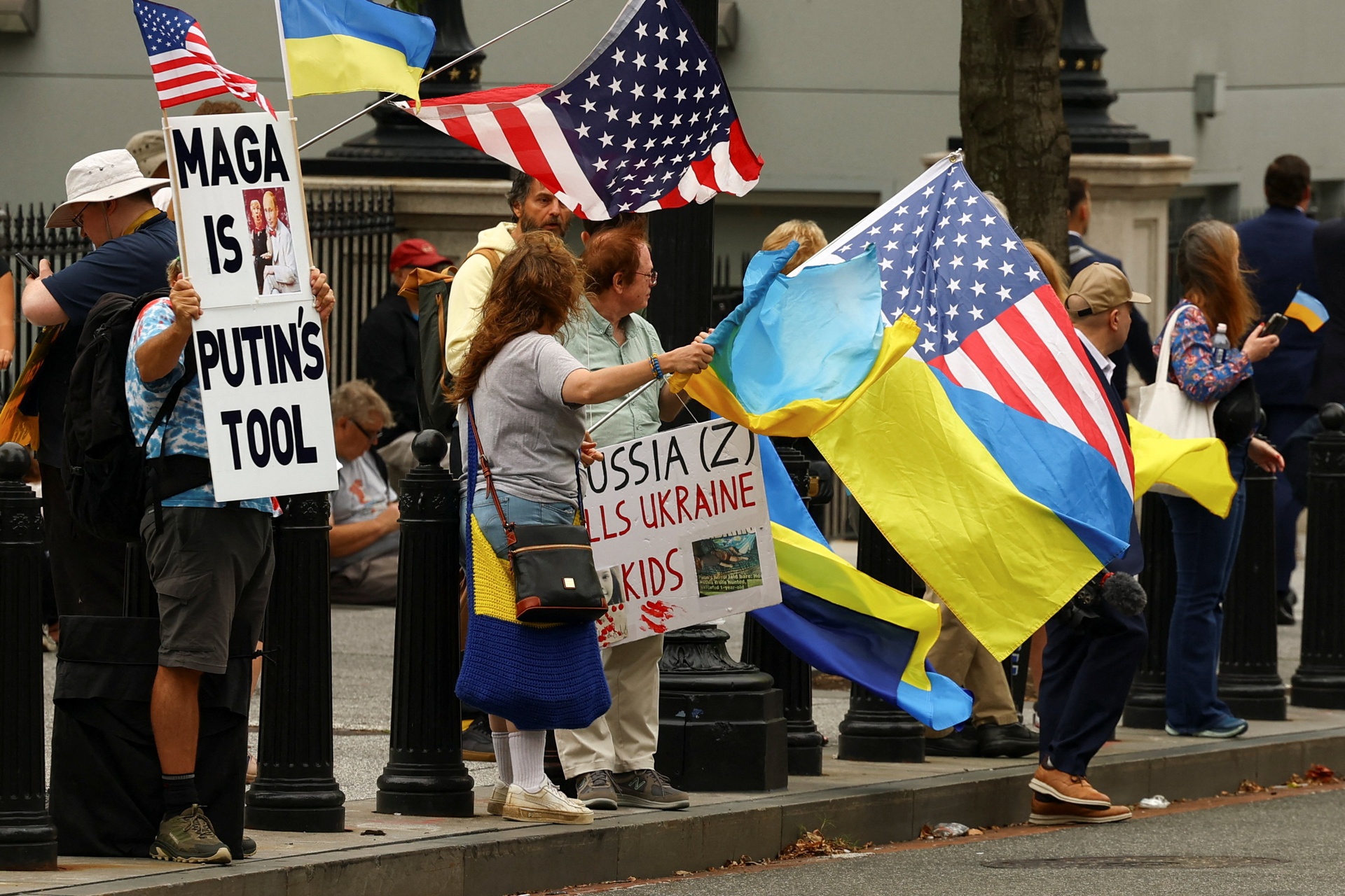 'Phía sau cánh gà' cuộc họp TT Trump - Zelensky - EU