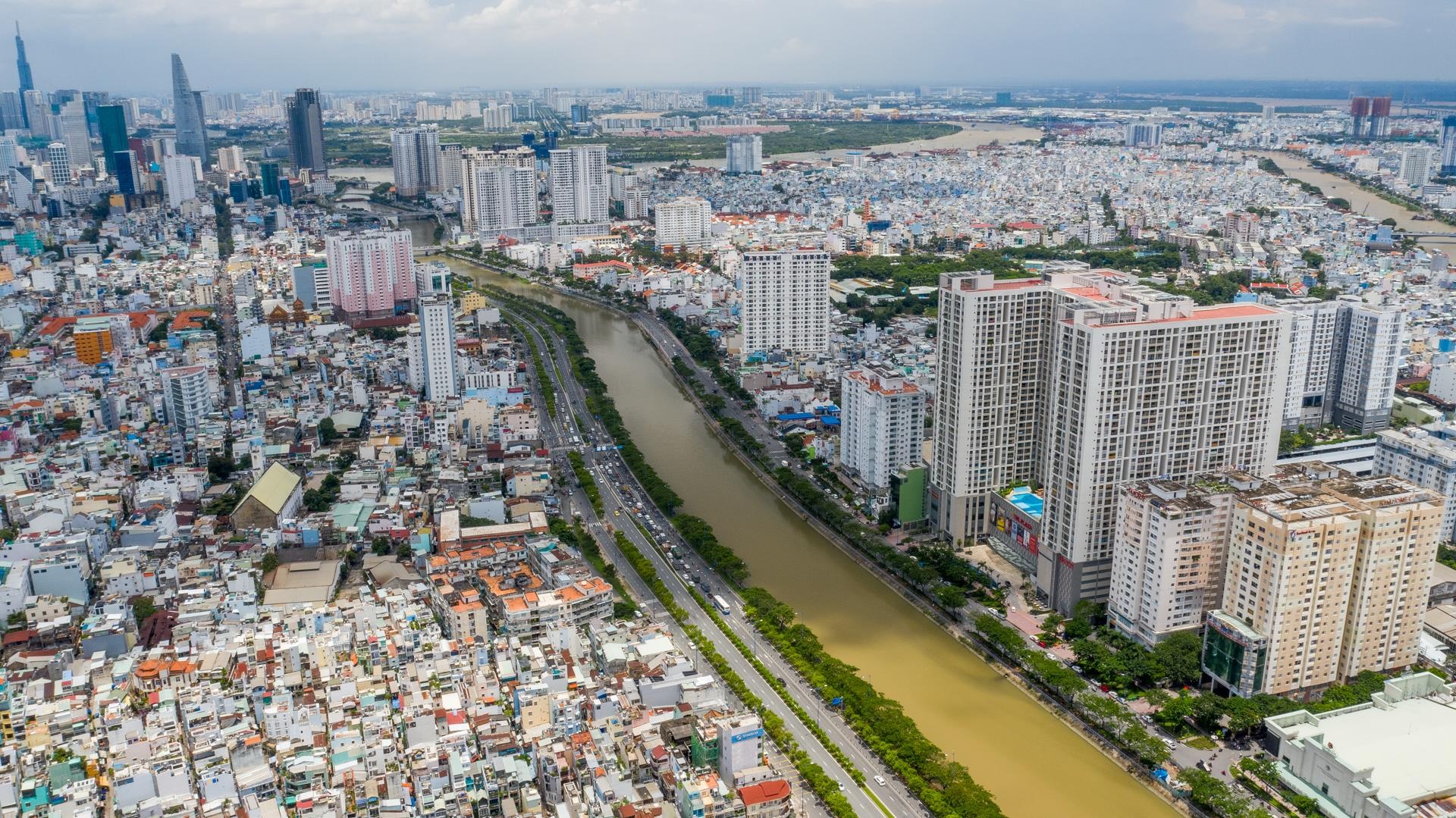 chung cư The Goldview bảo vệ rút súng trấn áp ảnh 1 chung cu The Goldview bao ve rut sung tran ap anh 1