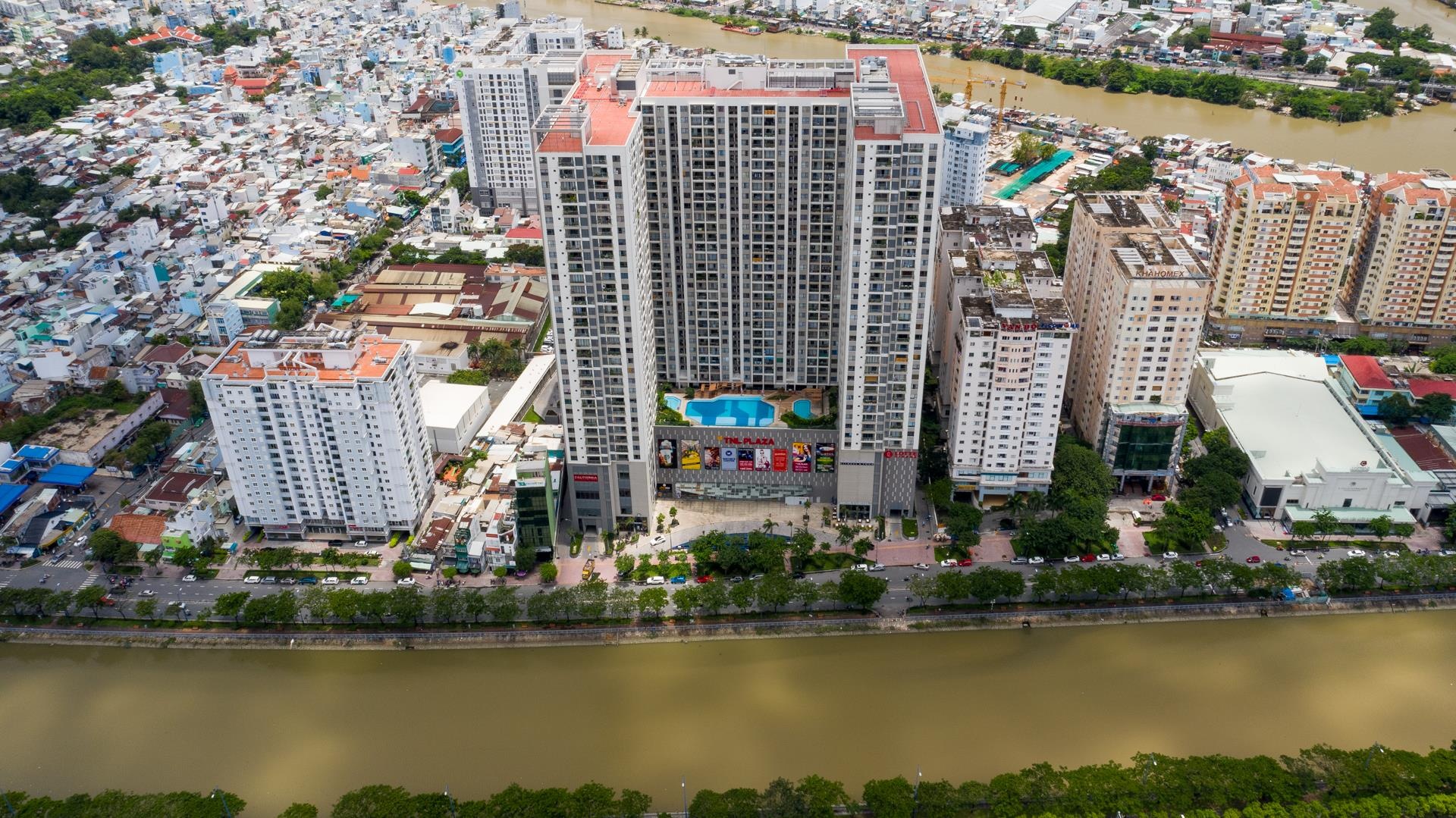 chung cư The Goldview bảo vệ rút súng trấn áp ảnh 2 chung cu The Goldview bao ve rut sung tran ap anh 2