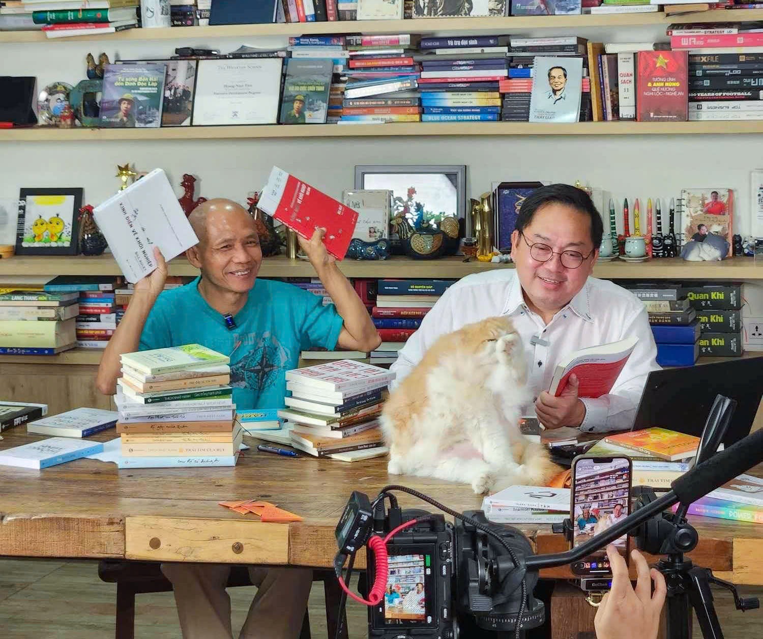 Hoang Nam Tien, Thu cho em, Thieu tuong Hoang Dan, KOL sach, livestream ban sach anh 2
