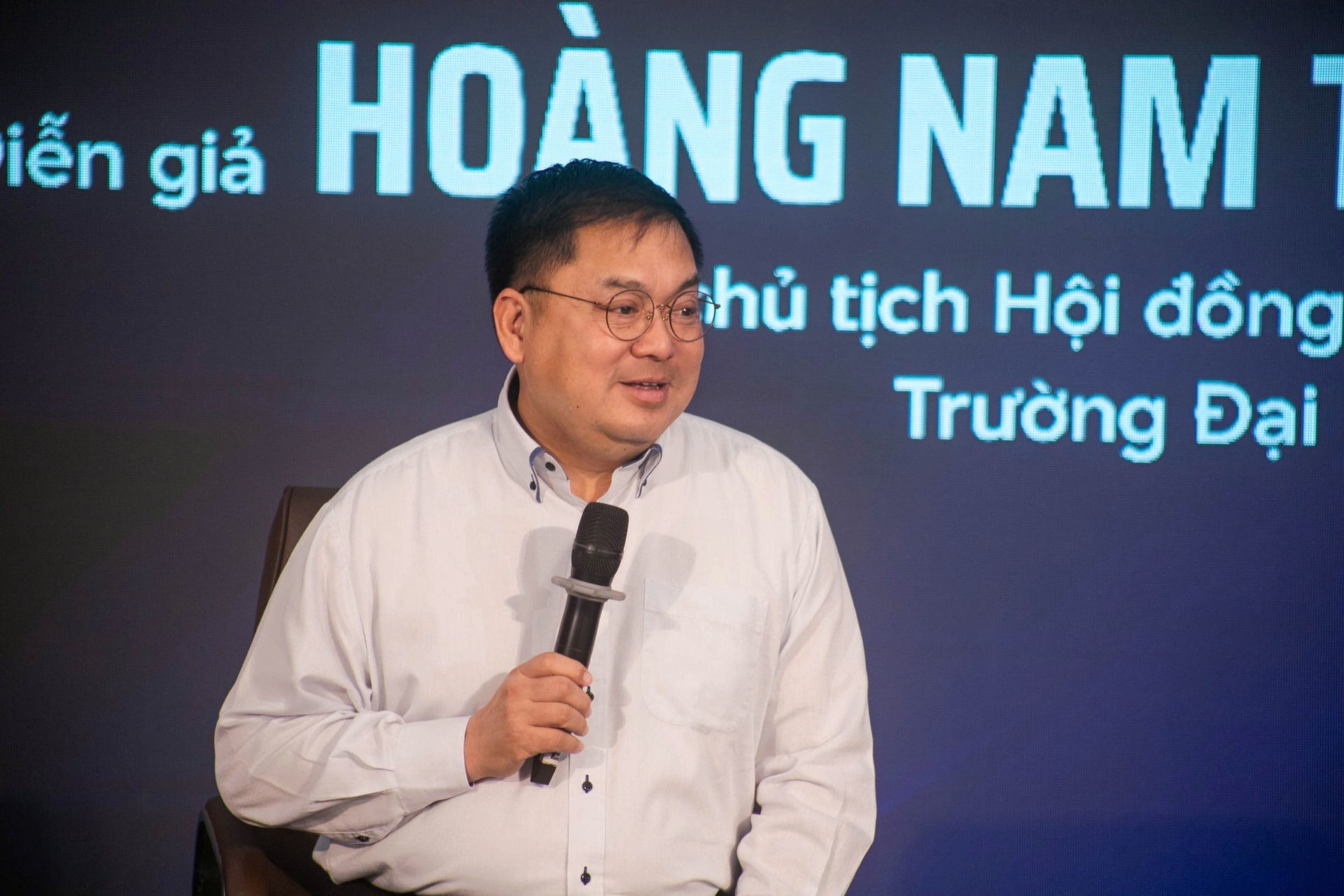 Hoang Nam Tien, Thu cho em, Thieu tuong Hoang Dan, KOL sach, livestream ban sach anh 3