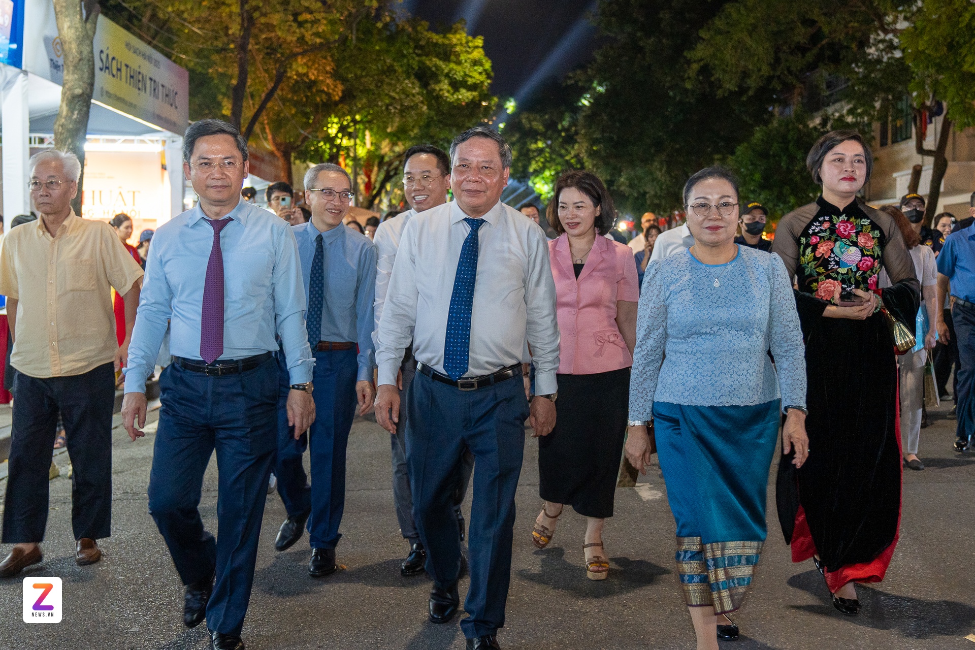 khai mac Hoi sach, Hoi sach Ha Noi, pho di bo, Ho Guom, hoi sach cuoi nam, su kien sach anh 5