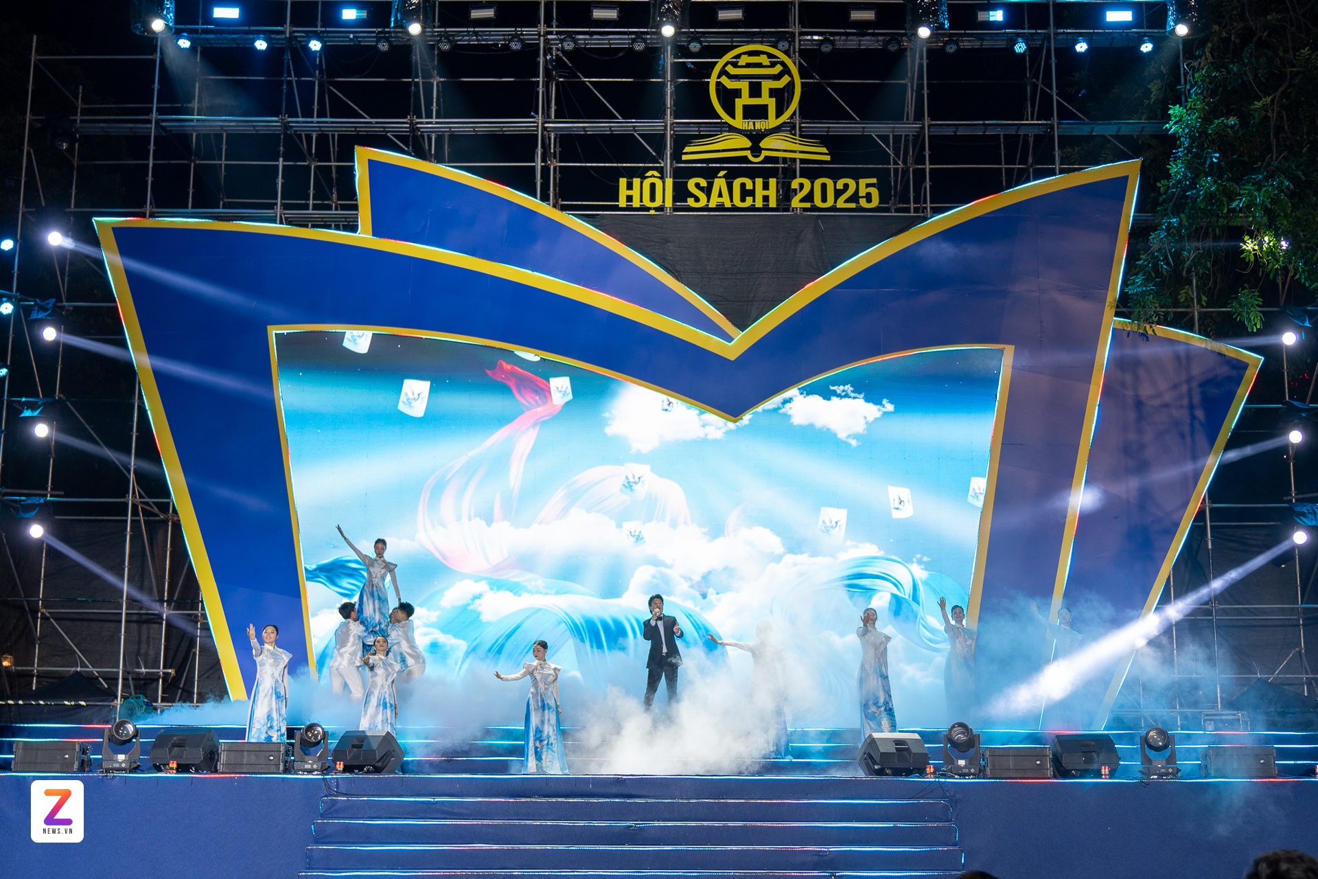 khai mac Hoi sach, Hoi sach Ha Noi, pho di bo, Ho Guom, hoi sach cuoi nam, su kien sach anh 1