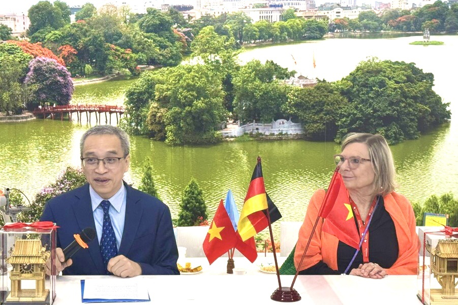 Frankfurt, khong gian sach Viet, hoi sach Duc, hoi sach Frankfurt, sach Viet Nam anh 1