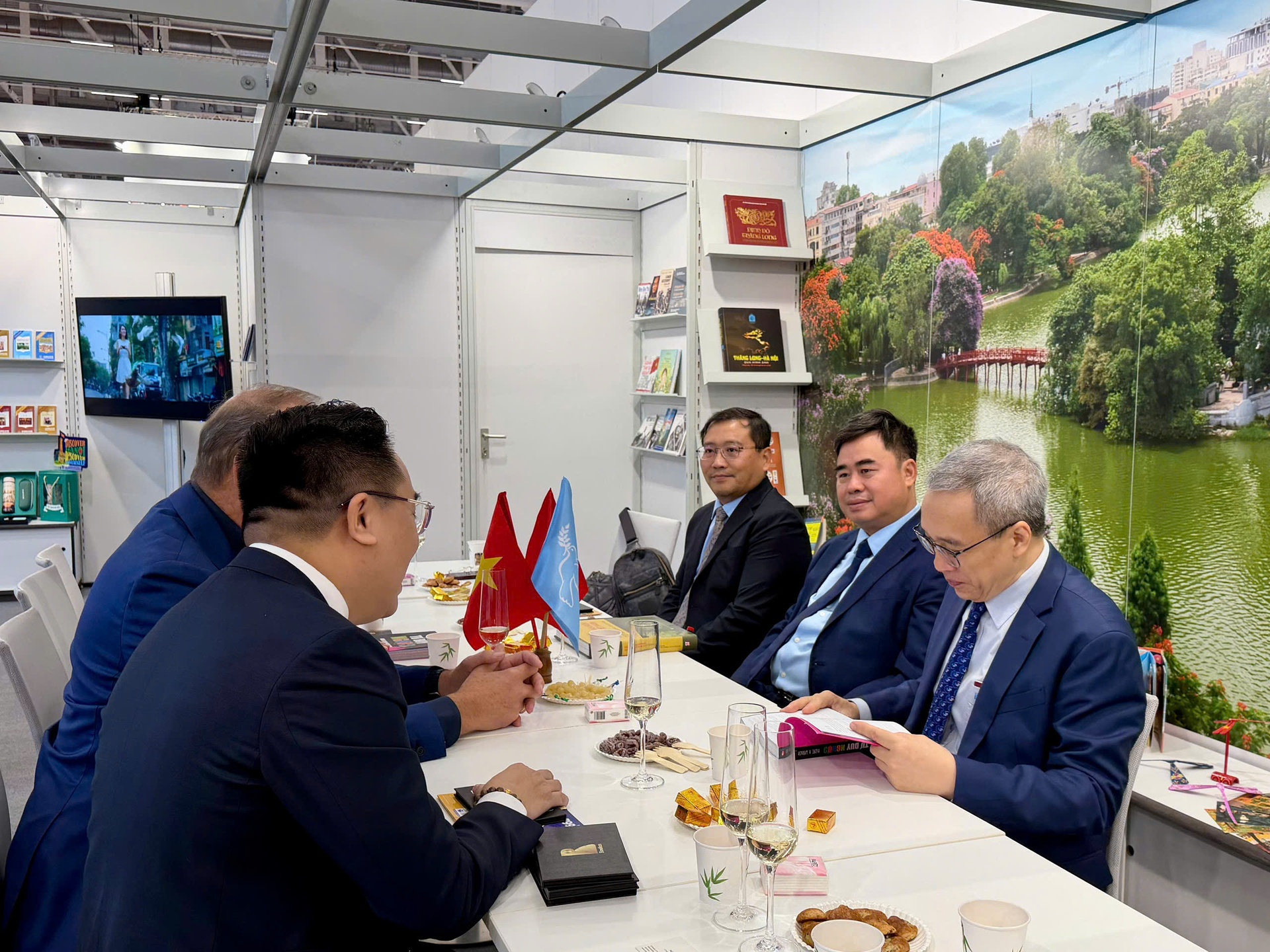 Frankfurt, khong gian sach Viet, hoi sach Duc, hoi sach Frankfurt, sach Viet Nam anh 5