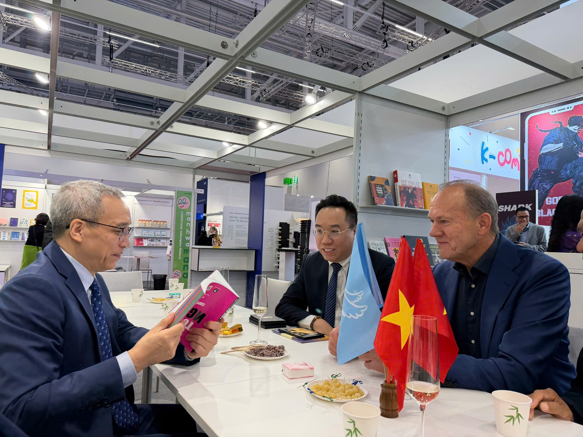 Frankfurt, khong gian sach Viet, hoi sach Duc, hoi sach Frankfurt, sach Viet Nam anh 6