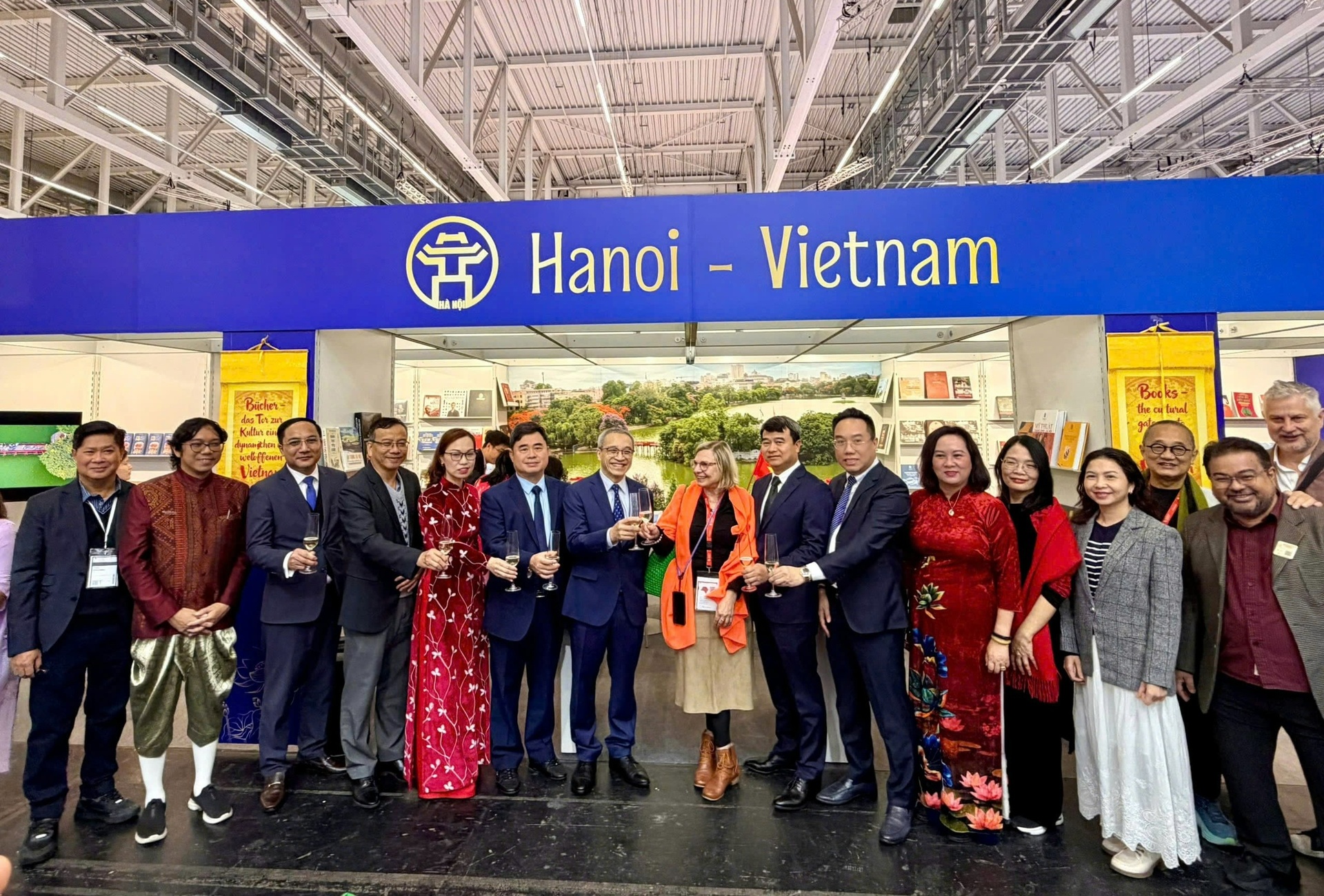 Frankfurt, khong gian sach Viet, hoi sach Duc, hoi sach Frankfurt, sach Viet Nam anh 3