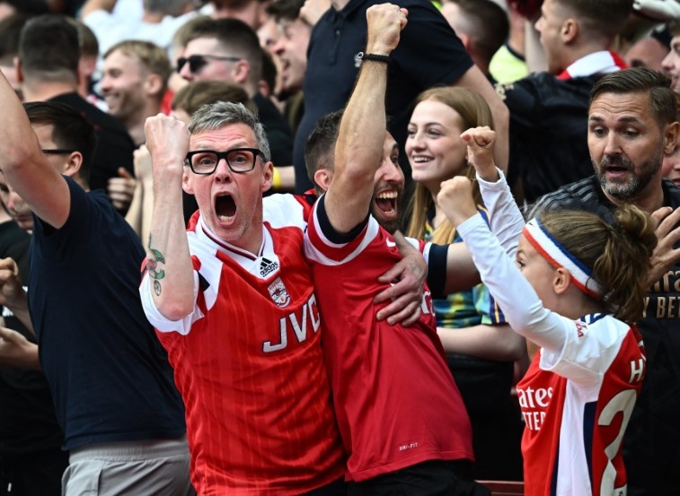 CĐV Arsenal bị lừa trong ngày Man City vô địch 1 CDV Arsenal bi lua anh 1