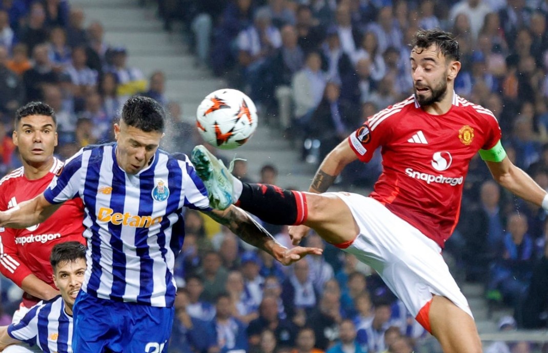 Bruno nhận thẻ đỏ thứ 2 chỉ trong vòng 5 ngày 1 Bruno nhan the do anh 1