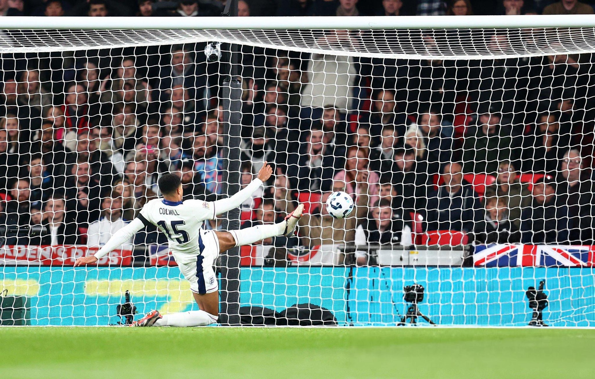 Tuyển Anh thua bẽ mặt trên sân nhà, mất luôn ngôi đầu 2 Anh dau Hy Lap anh 2