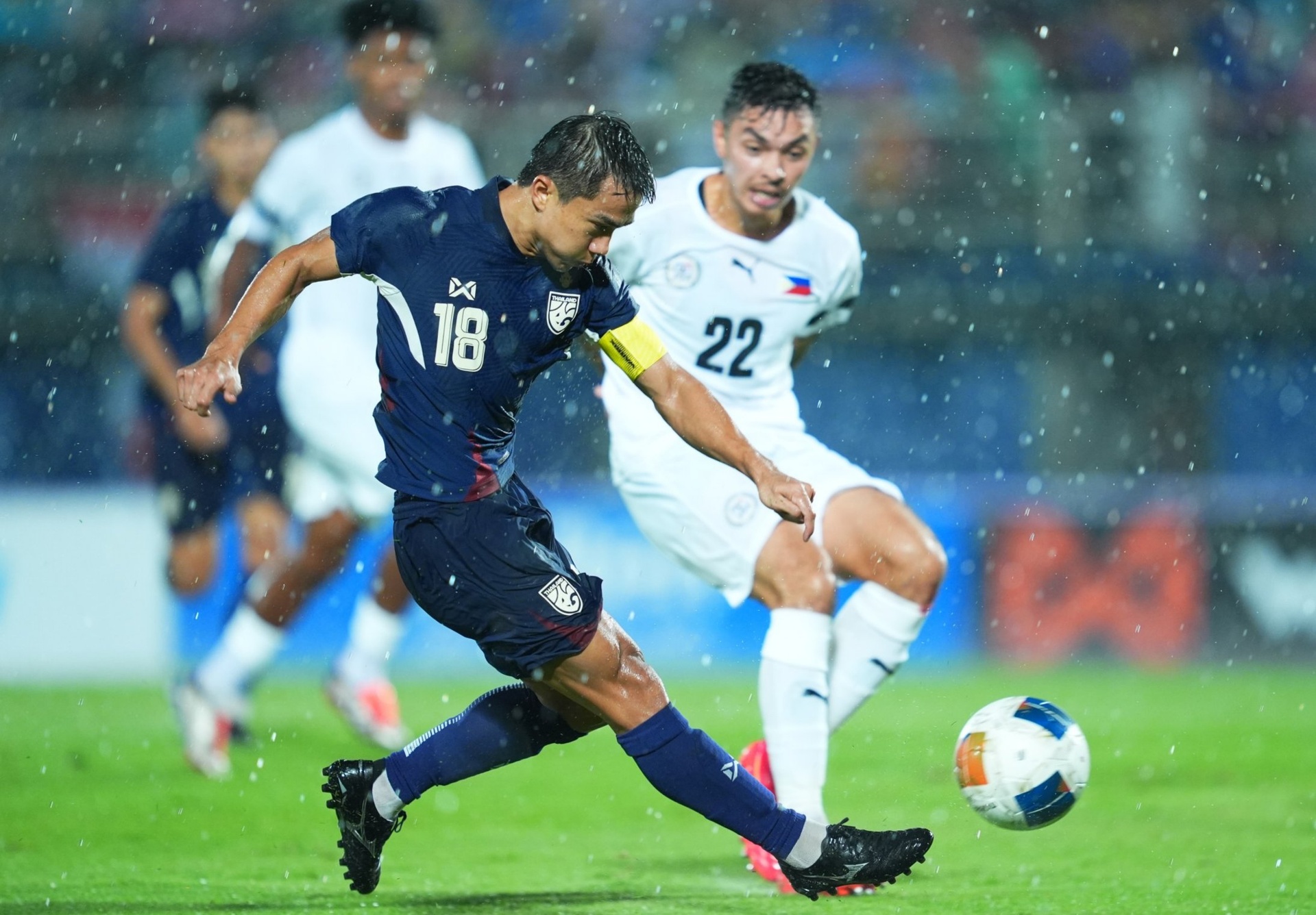 Thái Lan vào chung kết King's Cup sau chiến thắng gây tranh cãi 1 Thai Lan anh 1