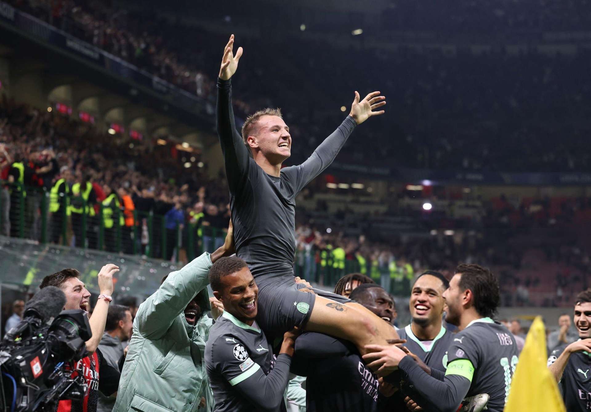 Tiền đạo sinh năm 2008 làm nên lịch sử ở Champions League 4 Camarda lap ky luc anh 4