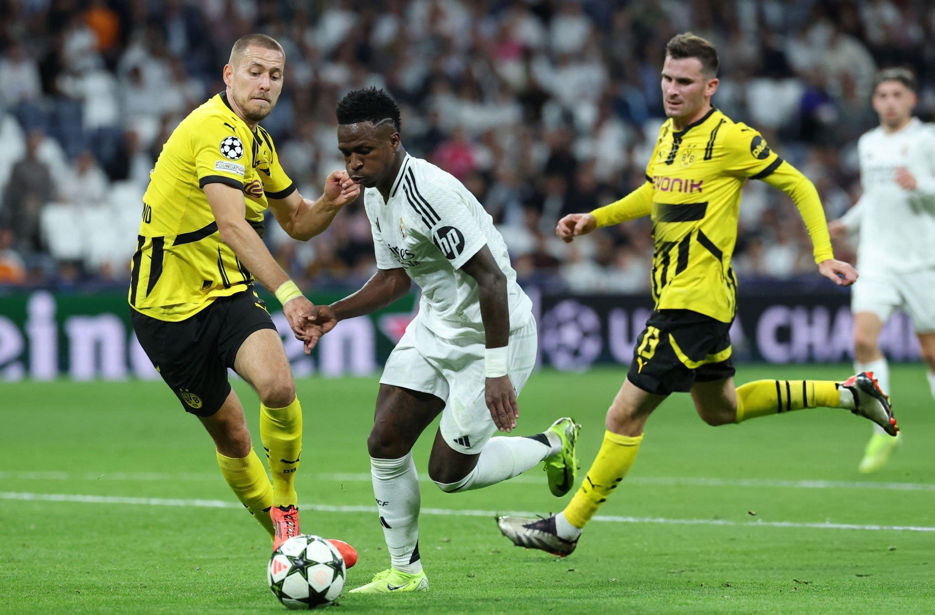 Vinicius tái hiện khoảnh khắc huyền thoại của Ronaldo sau cú hattrick 3 Real dau Dortmund anh 1
