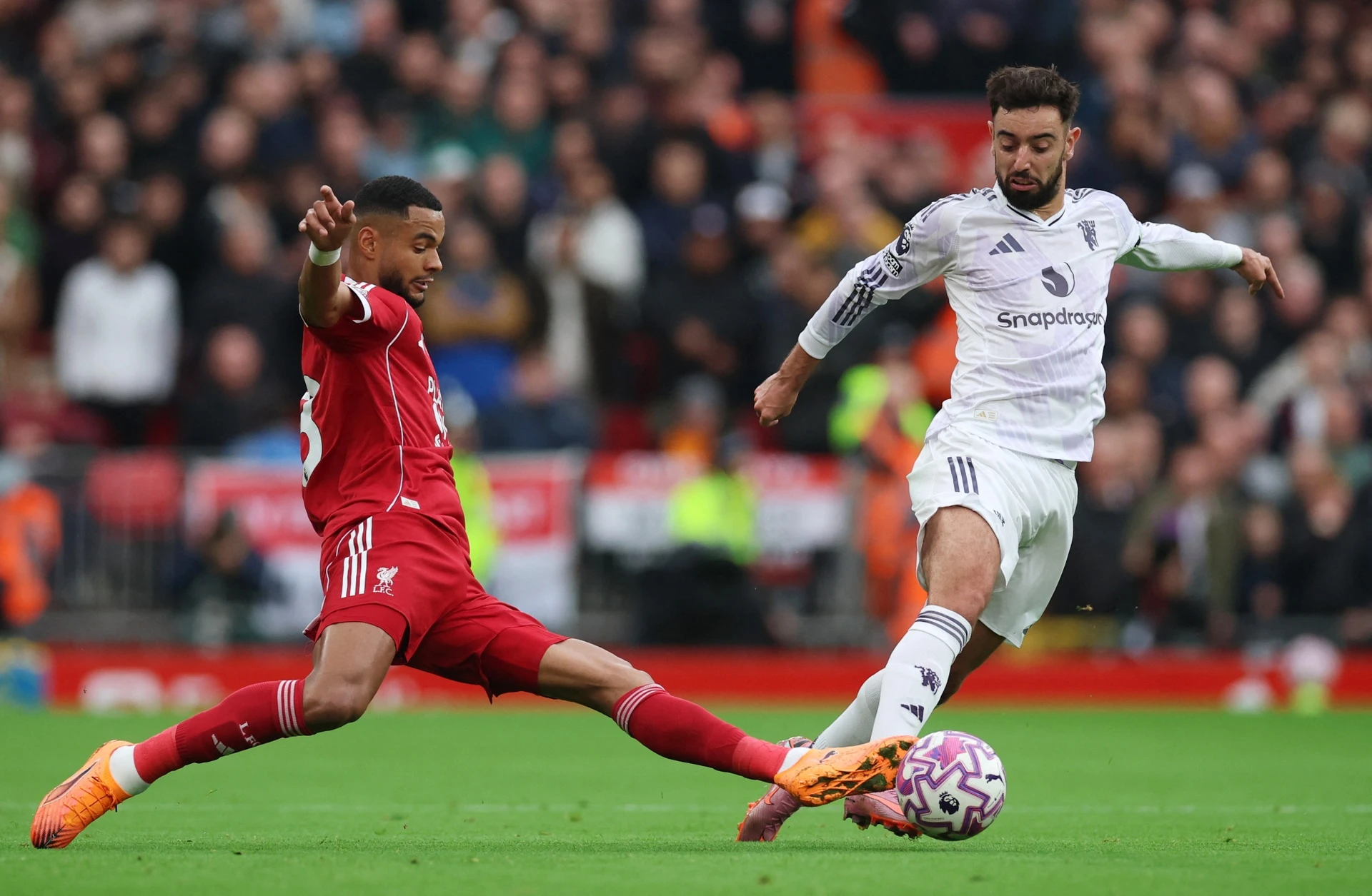 Bruno Fernandes trong trận đấu của Manchester United