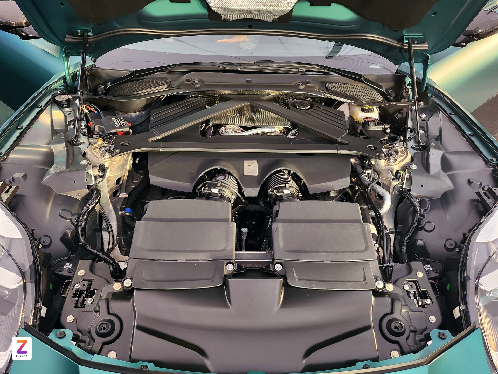 Aston Martin DB12 giá từ 19,5 tỷ đồng có gì đặc biệt?