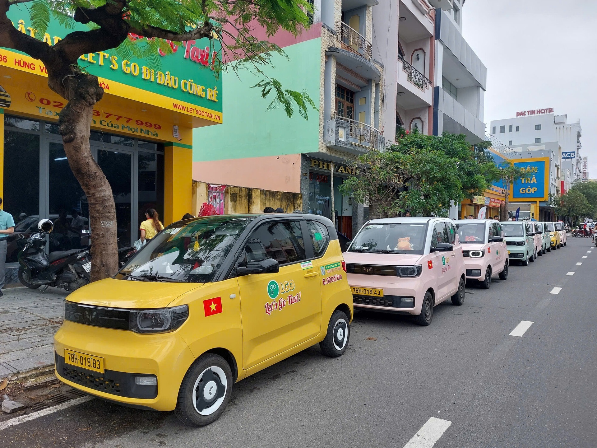 Let's Go Taxi sử dụng xe điện Wuling miniEV. Ảnh: TMT Motors.