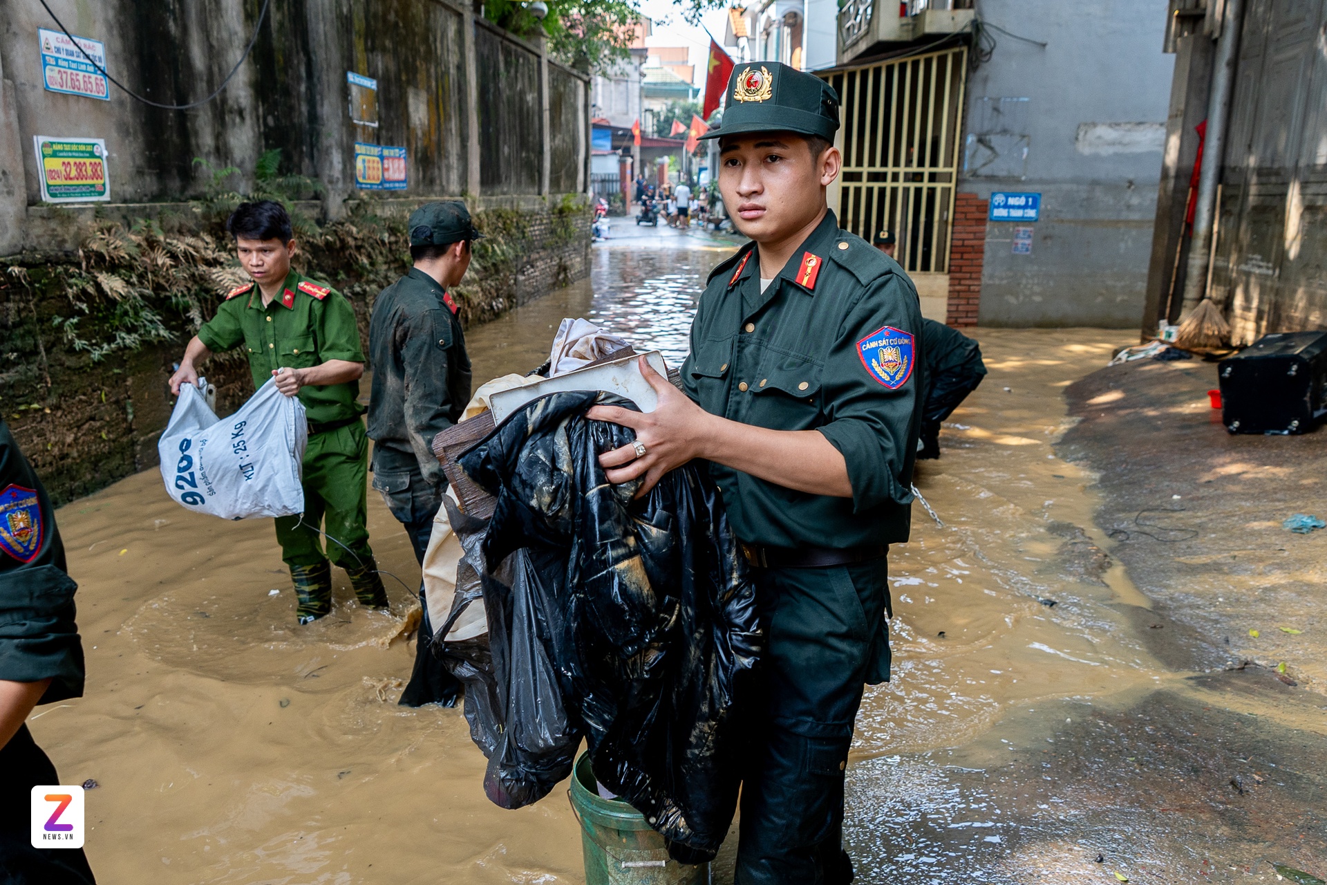 Cong an Ha Noi,  hau bao so 11,  Trung Gia,  Ngap lut anh 8
