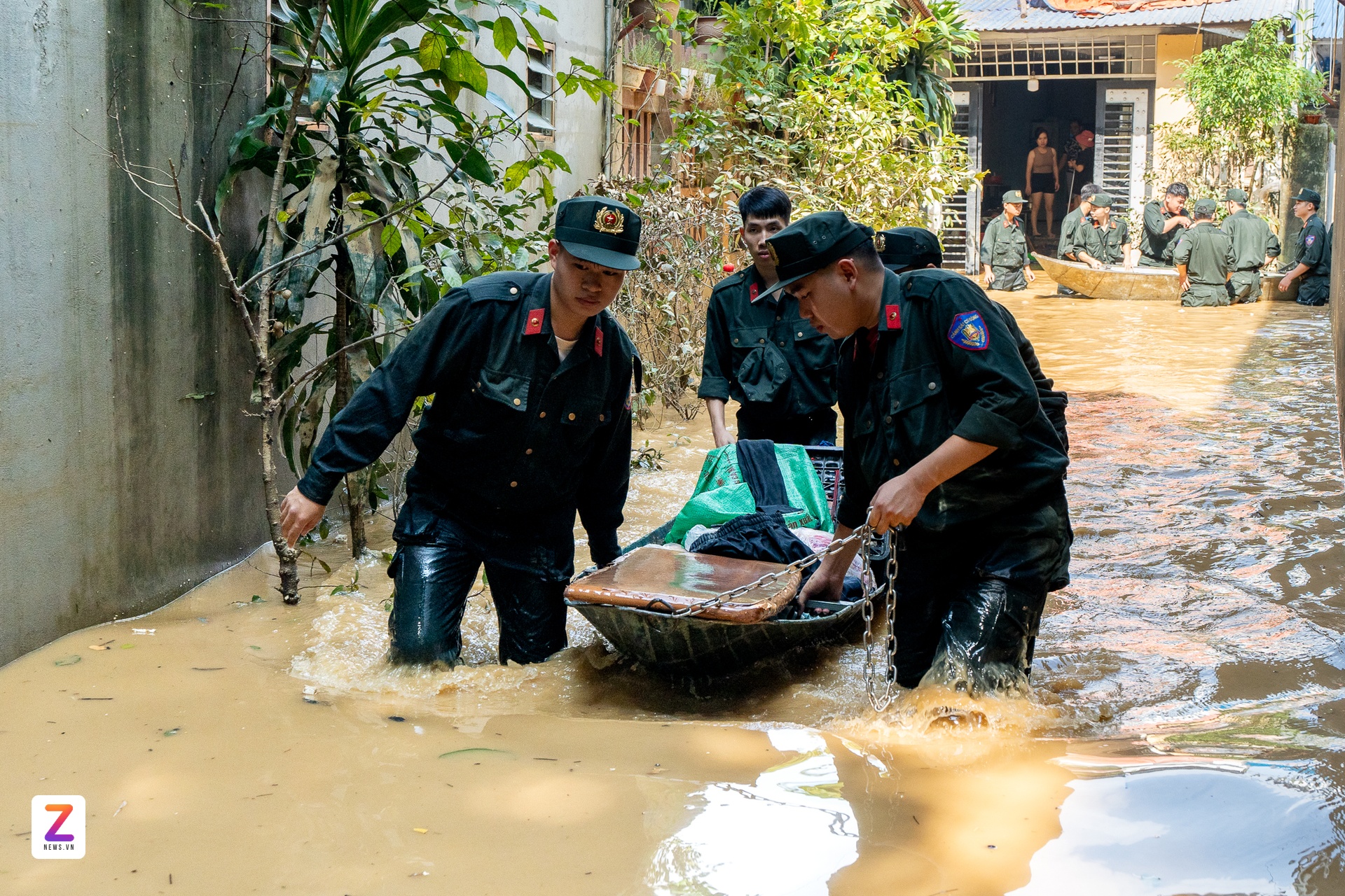 Cong an Ha Noi,  hau bao so 11,  Trung Gia,  Ngap lut anh 9