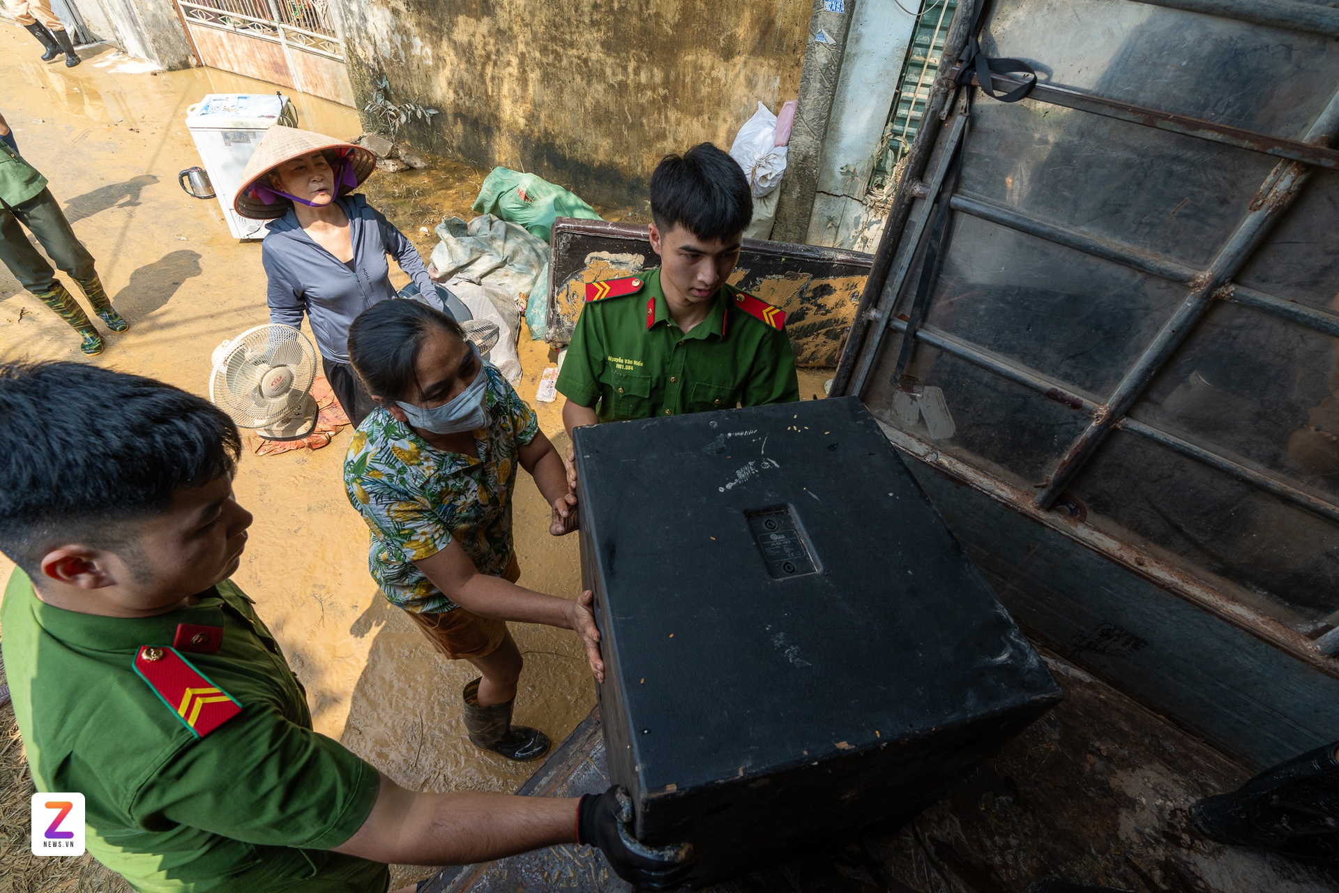 Cong an Ha Noi,  hau bao so 11,  Trung Gia,  Ngap lut anh 18
