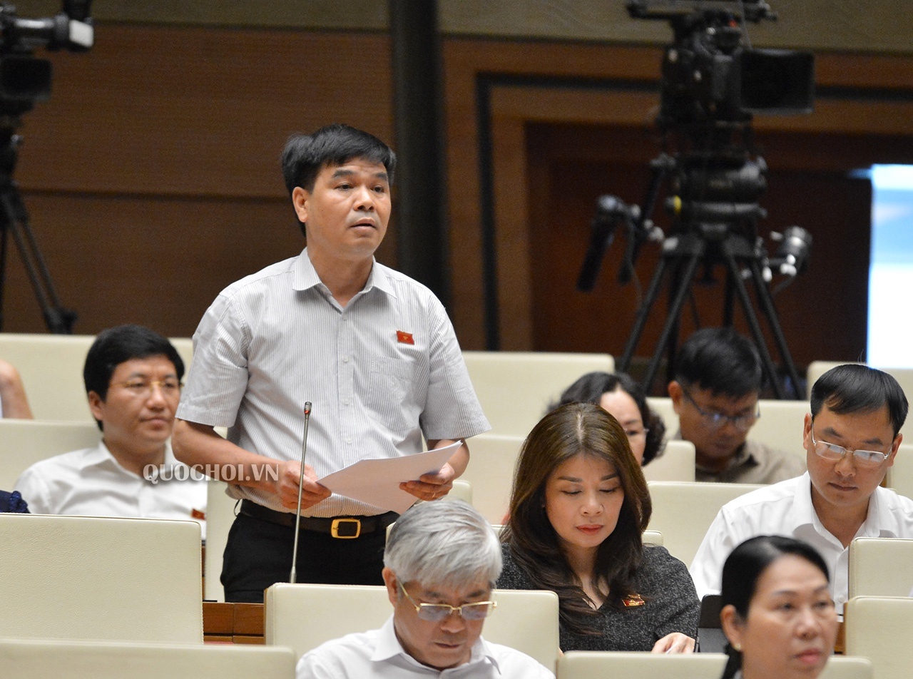 Dai bieu Quoc hoi tranh luan viec tang tran no cong len 51% GDP anh 1