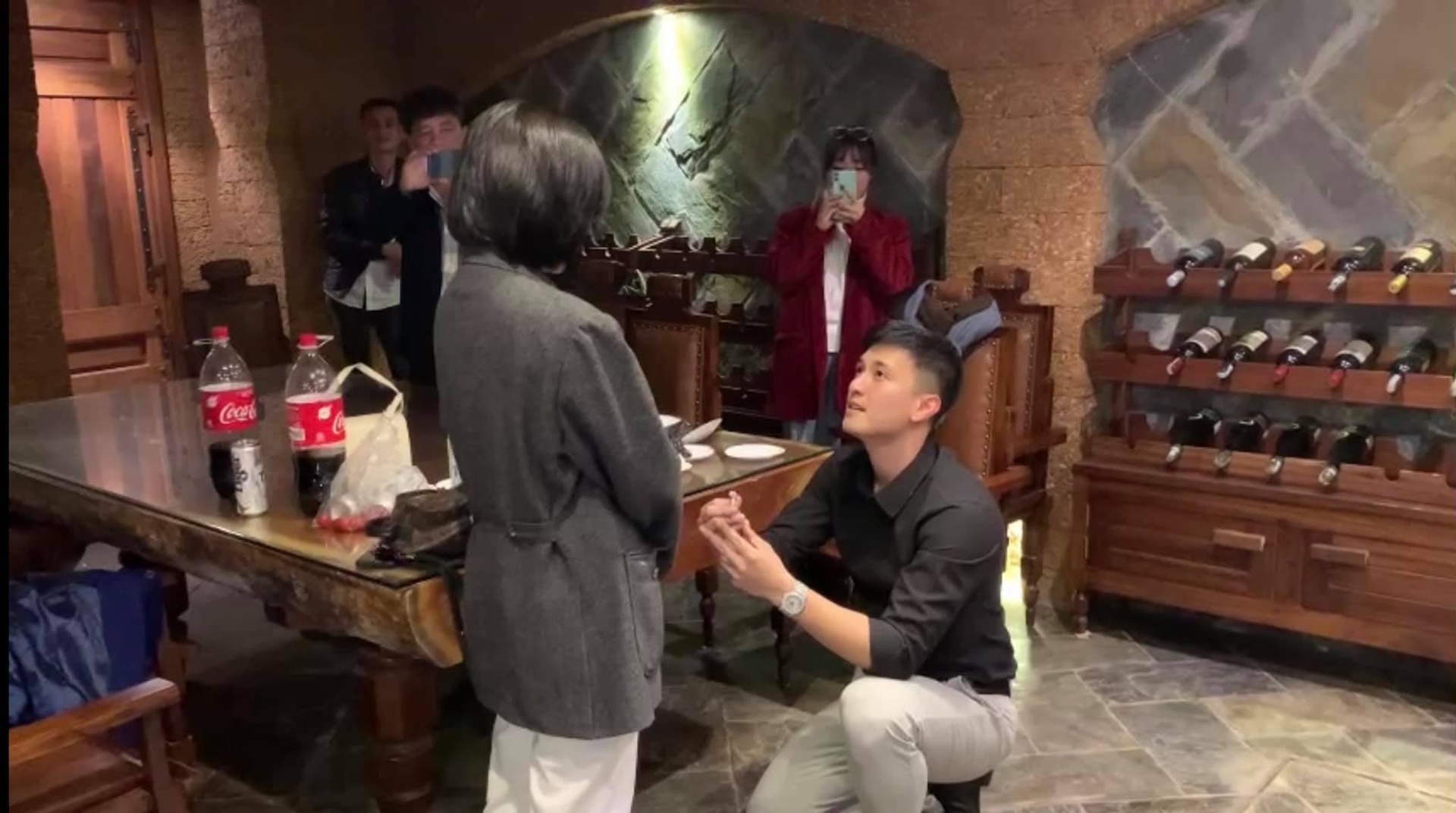 Huynh Anh cau hon ban gai anh 2